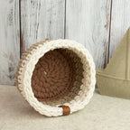 Häkelkorb „Strickstil“ Mocha Mousse, Sand & Natural – Ø ca. 16,5 cm - Sabinzi - Aus Stoffliebe wird Lieblingsstück