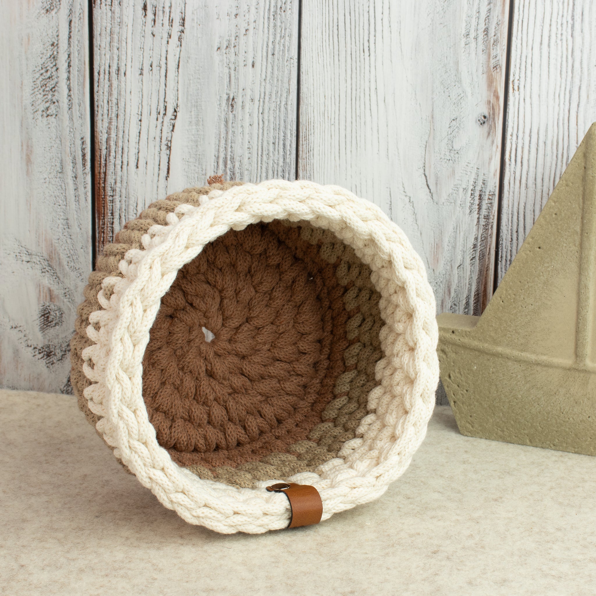 Häkelkorb „Strickstil“ Mocha Mousse, Sand & Natural – Ø ca. 16,5 cm