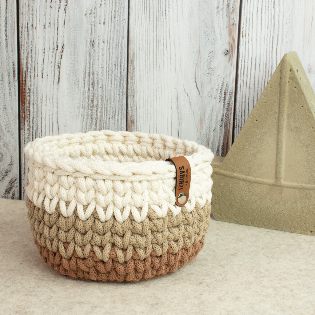 Häkelkorb „Strickstil“ Mocha Mousse, Sand & Natural – Ø ca. 16,5 cm - Sabinzi - Aus Stoffliebe wird Lieblingsstück