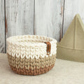 Häkelkorb „Strickstil“ Mocha Mousse, Sand & Natural – Ø ca. 16,5 cm - Sabinzi - Aus Stoffliebe wird Lieblingsstück