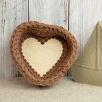 Häkelkorb Herzform mit Holzboden „Mocha Mousse“ – Strickstil ca. 18 cm - Sabinzi - Aus Stoffliebe wird Lieblingsstück