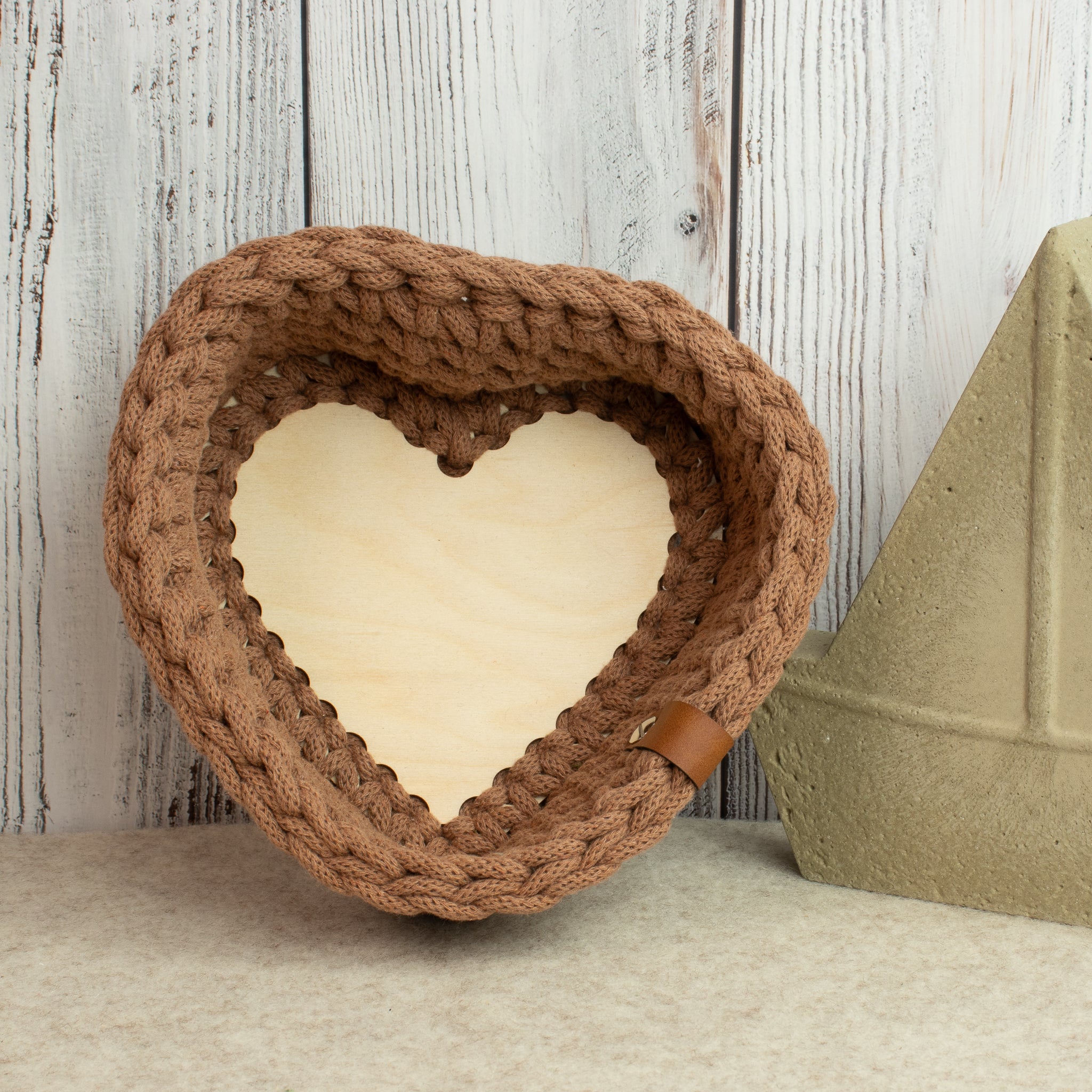 Häkelkorb Herzform mit Holzboden „Mocha Mousse“ – Strickstil ca. 18 cm