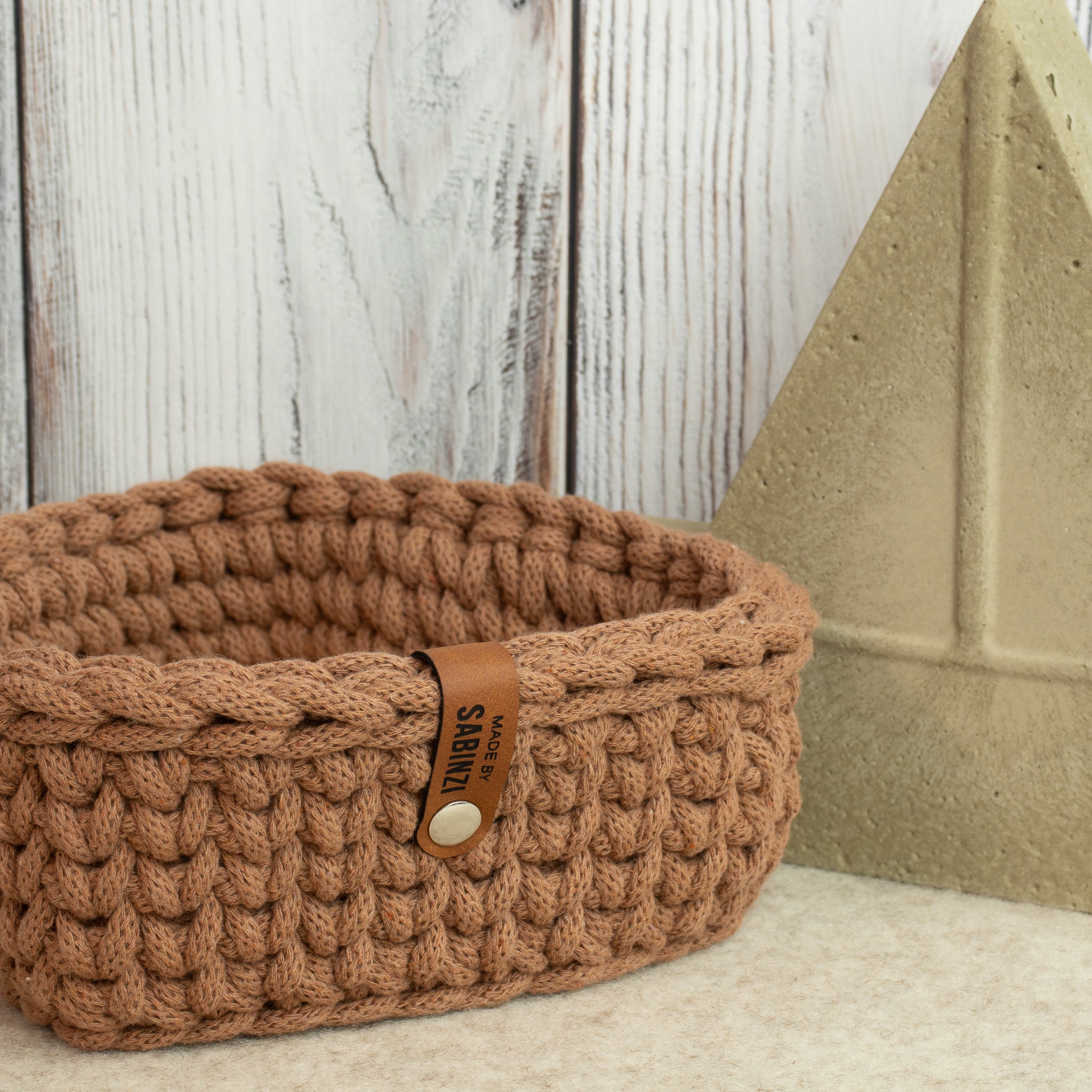 Häkelkorb Herzform mit Holzboden „Mocha Mousse“ – Strickstil ca. 18 cm