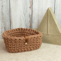 Häkelkorb Herzform mit Holzboden „Mocha Mousse“ – Strickstil ca. 18 cm - Sabinzi - Aus Stoffliebe wird Lieblingsstück
