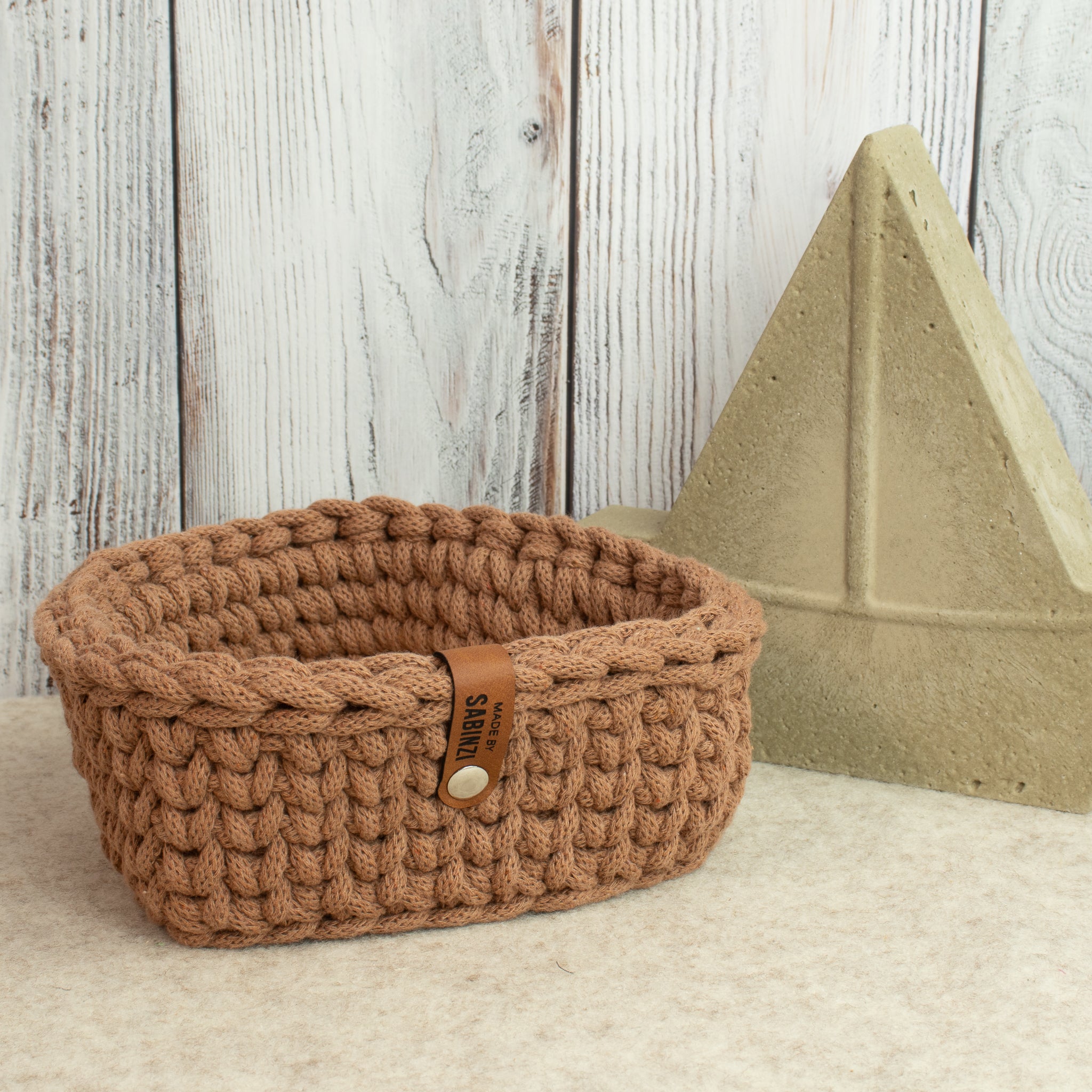 Häkelkorb Herzform mit Holzboden „Mocha Mousse“ – Strickstil ca. 18 cm