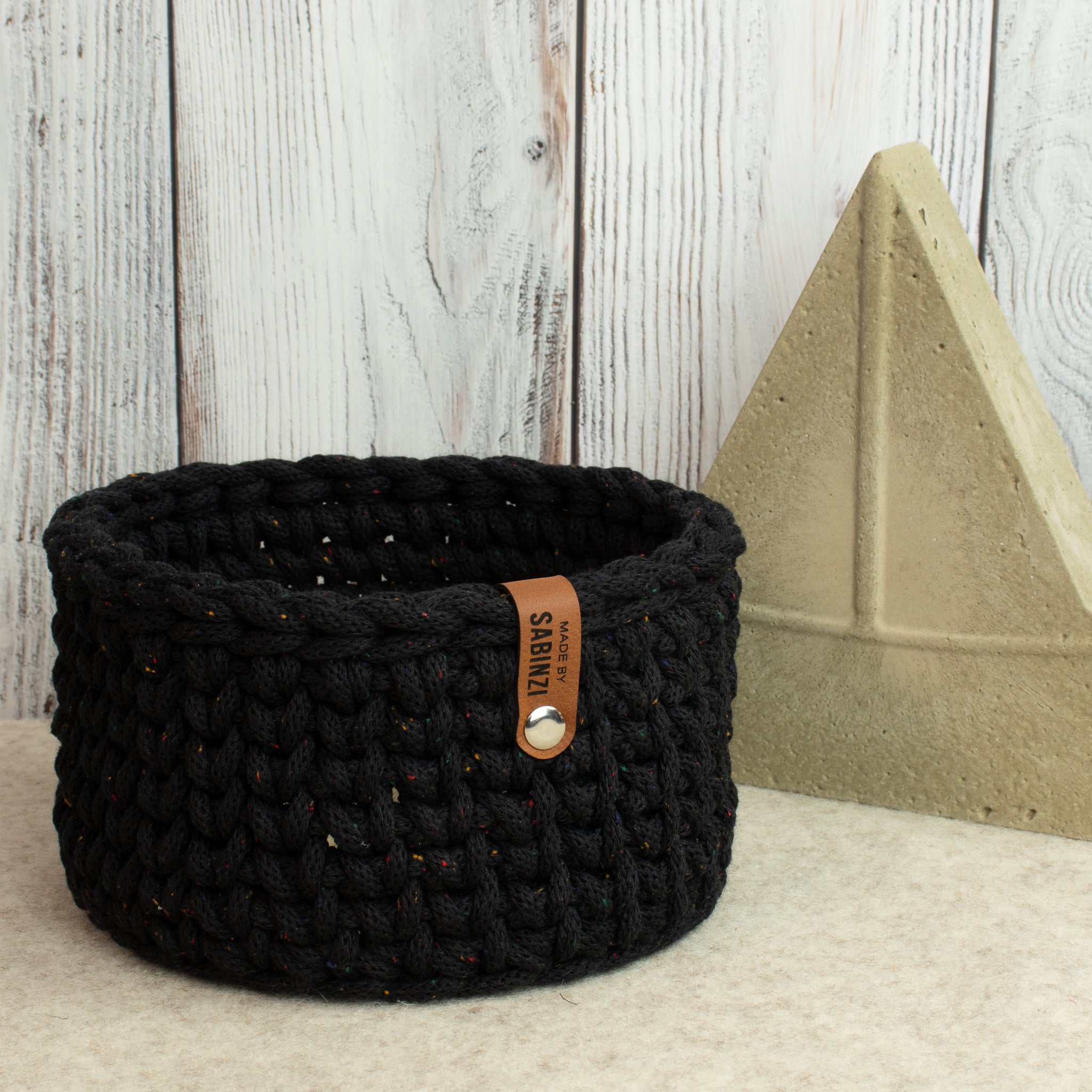 Häkelkorb mit Holzboden „Midnight Dust“ – Strickstil ca. 17 cm