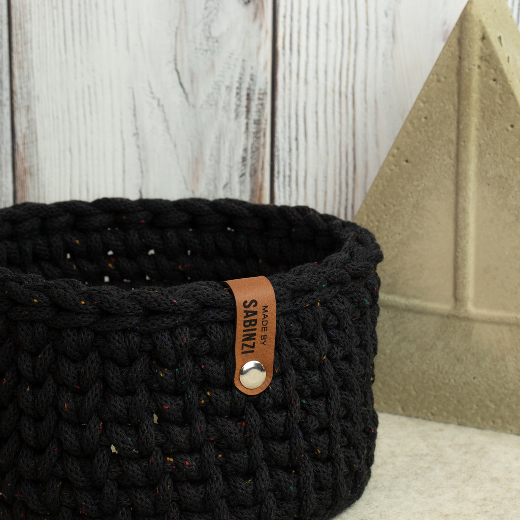Häkelkorb mit Holzboden „Midnight Dust“ – Strickstil ca. 17 cm - Sabinzi - Aus Stoffliebe wird Lieblingsstück
