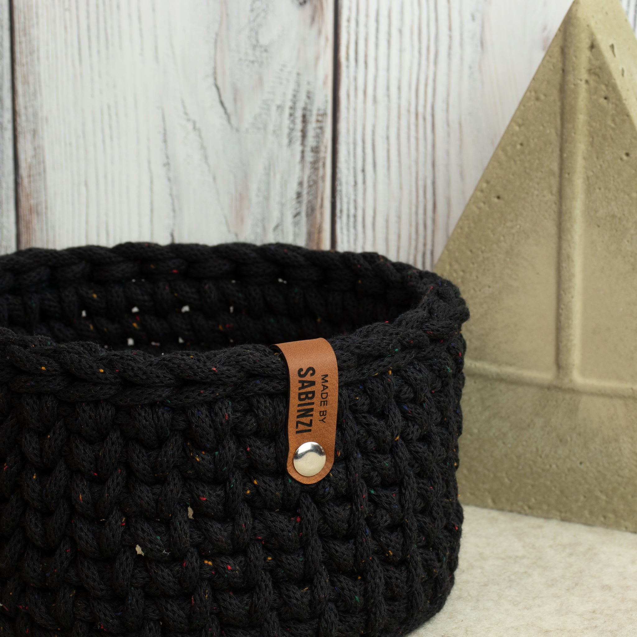 Häkelkorb mit Holzboden „Midnight Dust“ – Strickstil ca. 17 cm