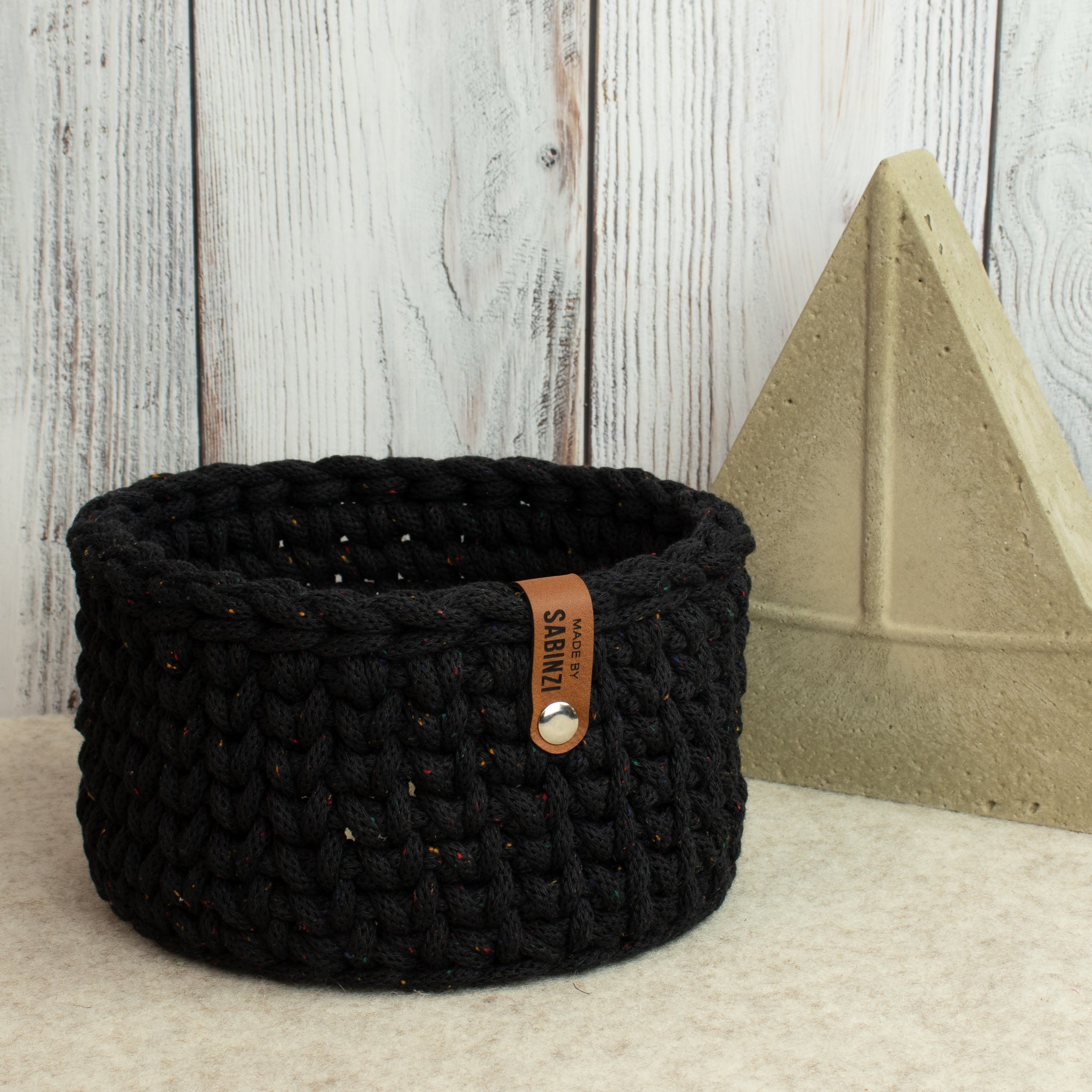 Häkelkorb mit Holzboden „Midnight Dust“ – Strickstil ca. 17 cm