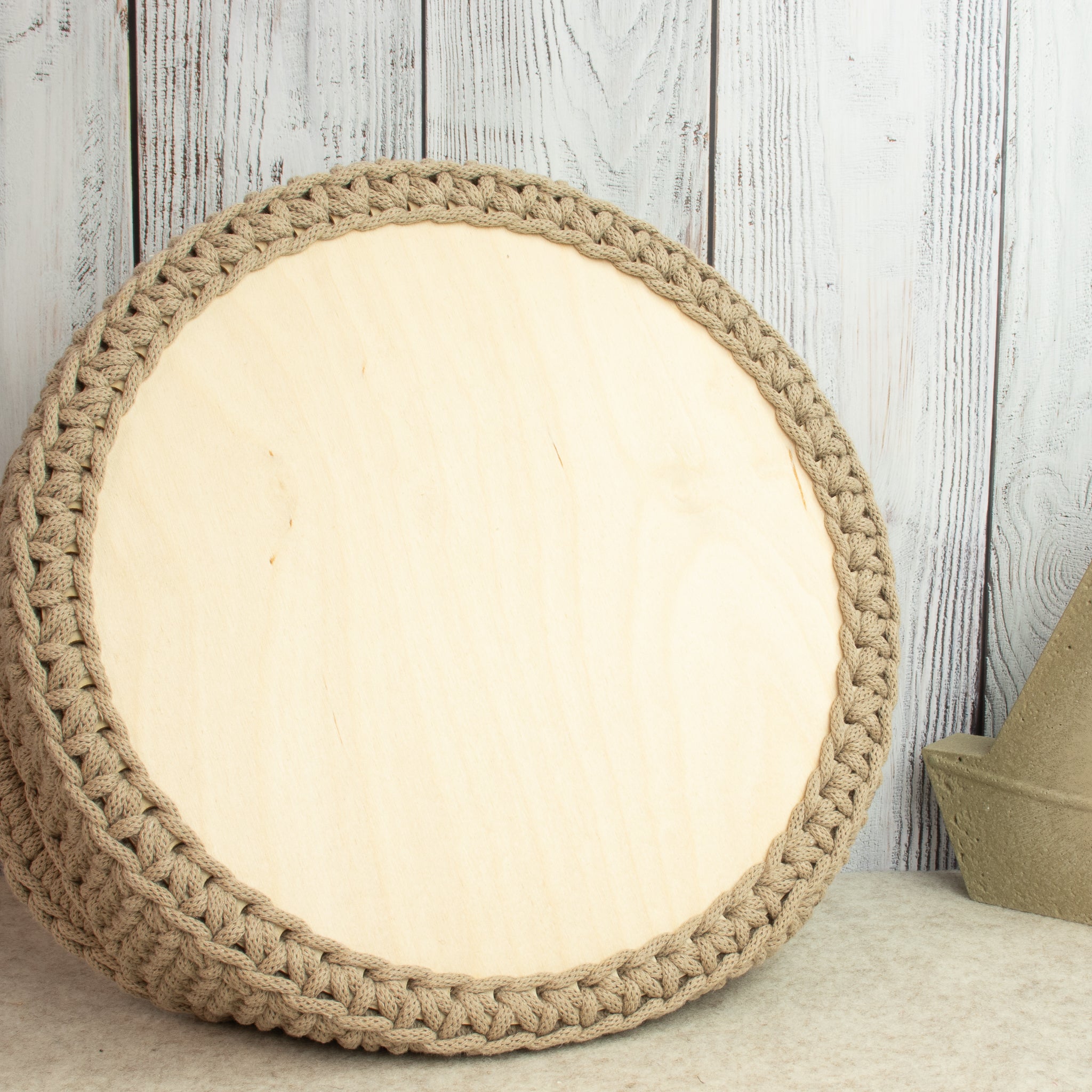 Großer Häkelkorb mit Holzboden & Griffen „Sand“ – Strickstil ca. 34 cm