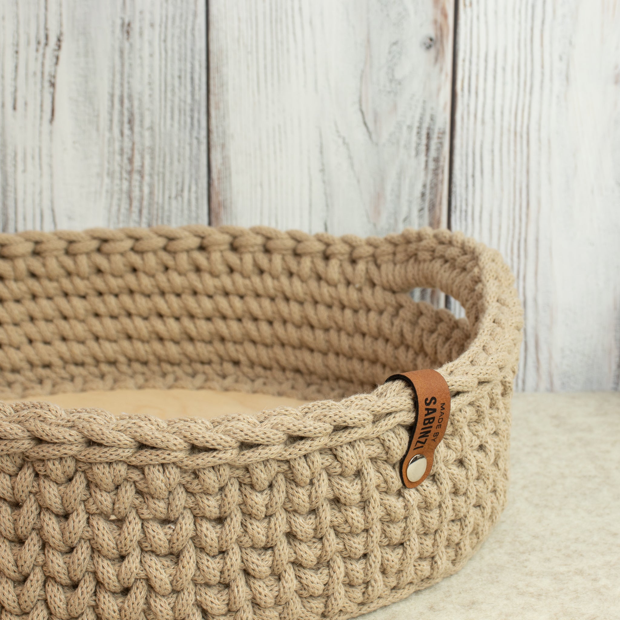 Großer Häkelkorb mit Holzboden & Griffen „Sand“ – Strickstil ca. 34 cm