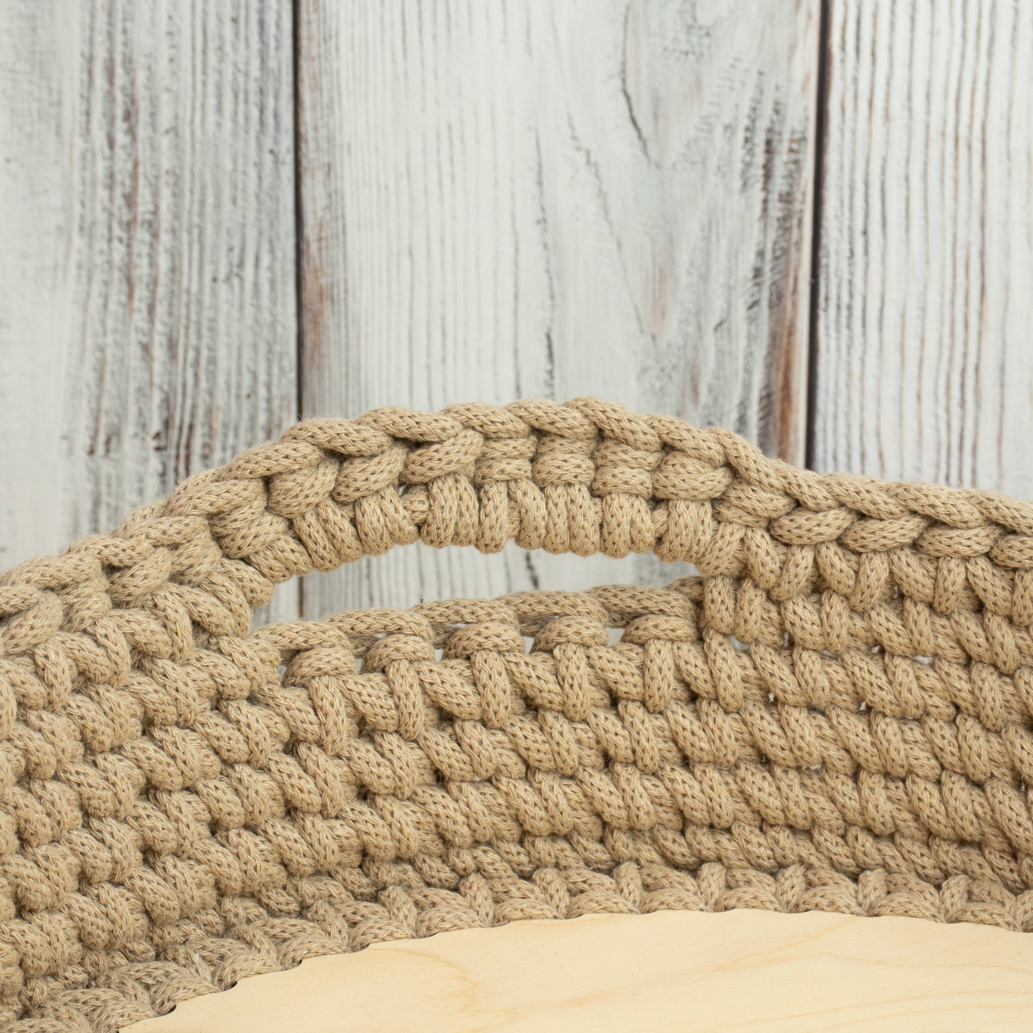 Großer Häkelkorb mit Holzboden & Griffen „Sand“ – Strickstil ca. 34 cm