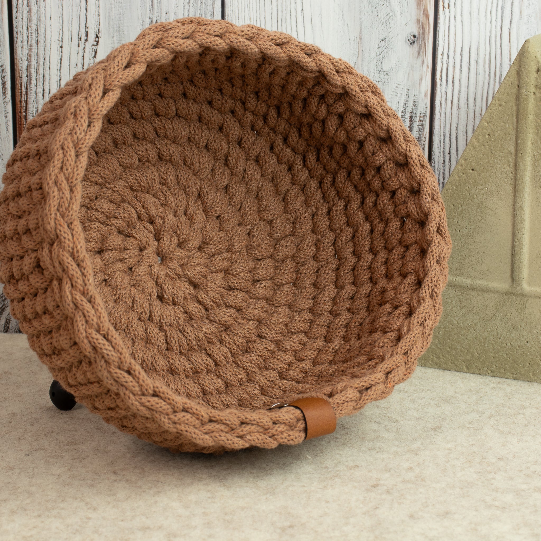 Häkelkorb „Strickstil“ Mocha Mousse – Ø ca. 20 cm