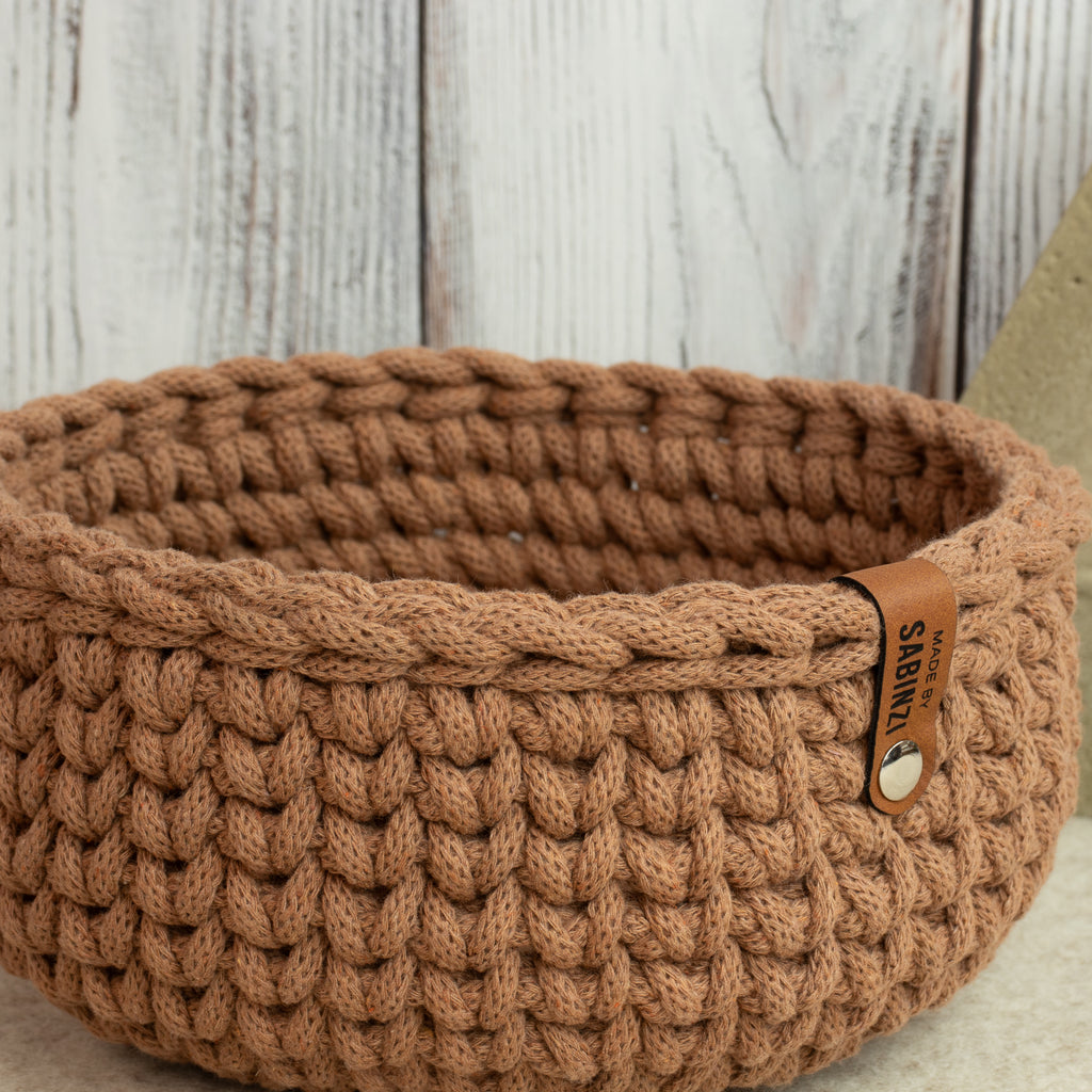 Häkelkorb „Strickstil“ Mocha Mousse – Ø ca. 20 cm - Sabinzi - Aus Stoffliebe wird Lieblingsstück