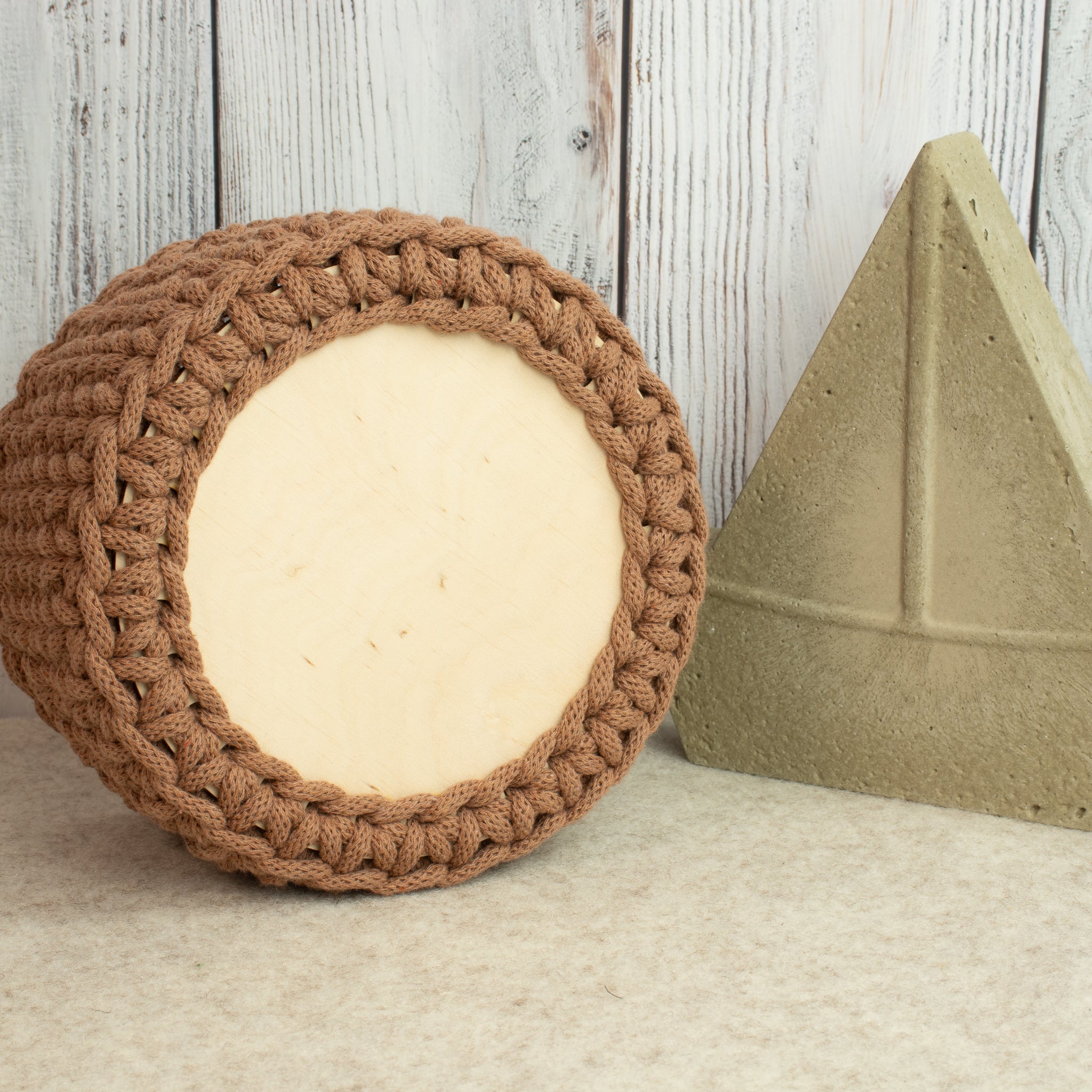 Häkelkorb mit Holzboden „Mocha Mousse“ – Strickstil Ø ca. 16,5 cm