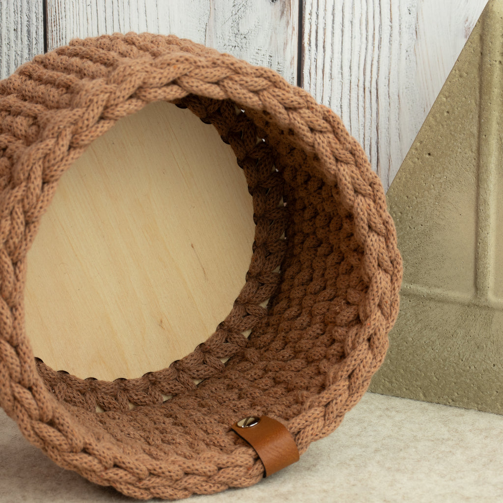 Häkelkorb mit Holzboden „Mocha Mousse“ – Strickstil Ø ca. 16,5 cm - Sabinzi - Aus Stoffliebe wird Lieblingsstück