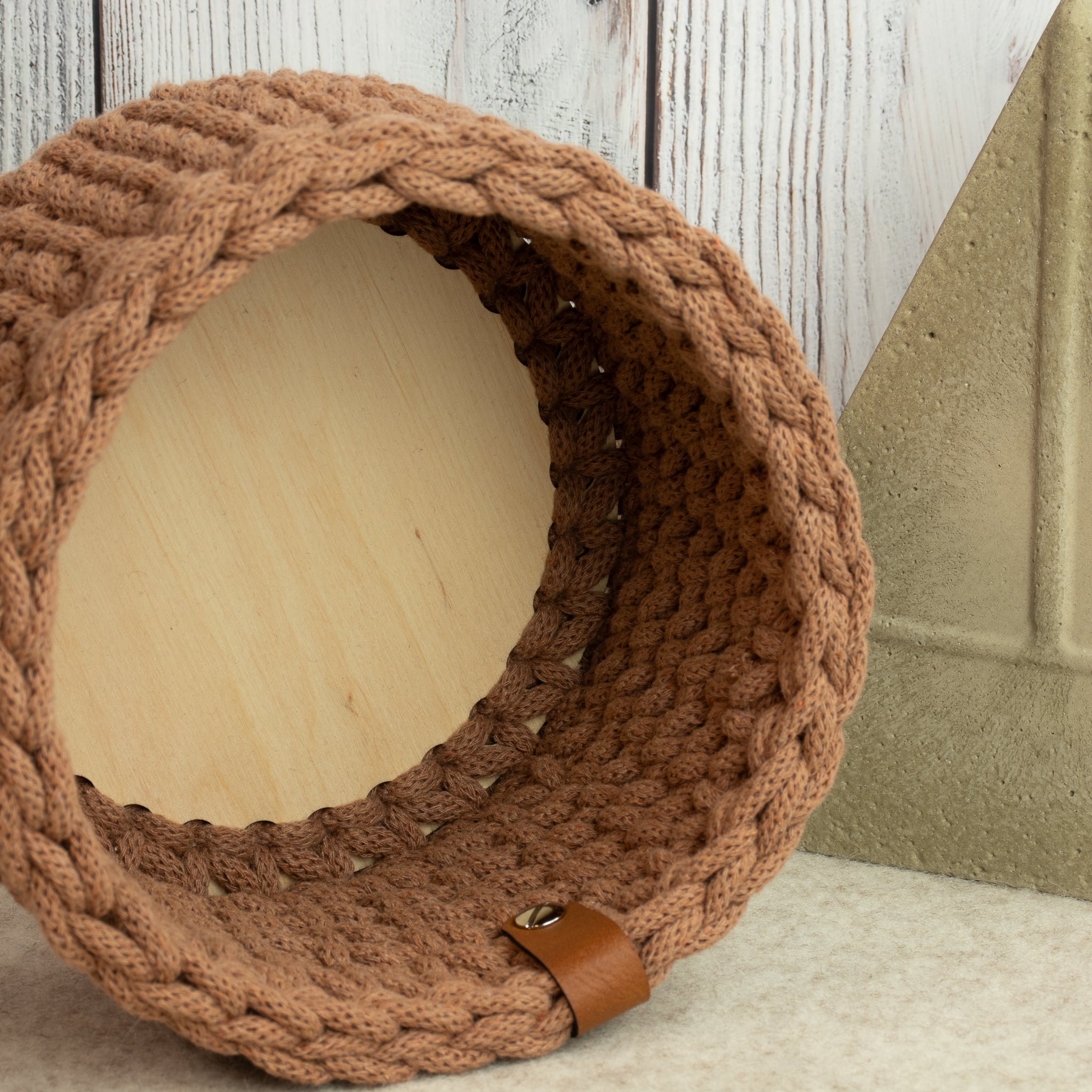 Häkelkorb mit Holzboden „Mocha Mousse“ – Strickstil Ø ca. 16,5 cm