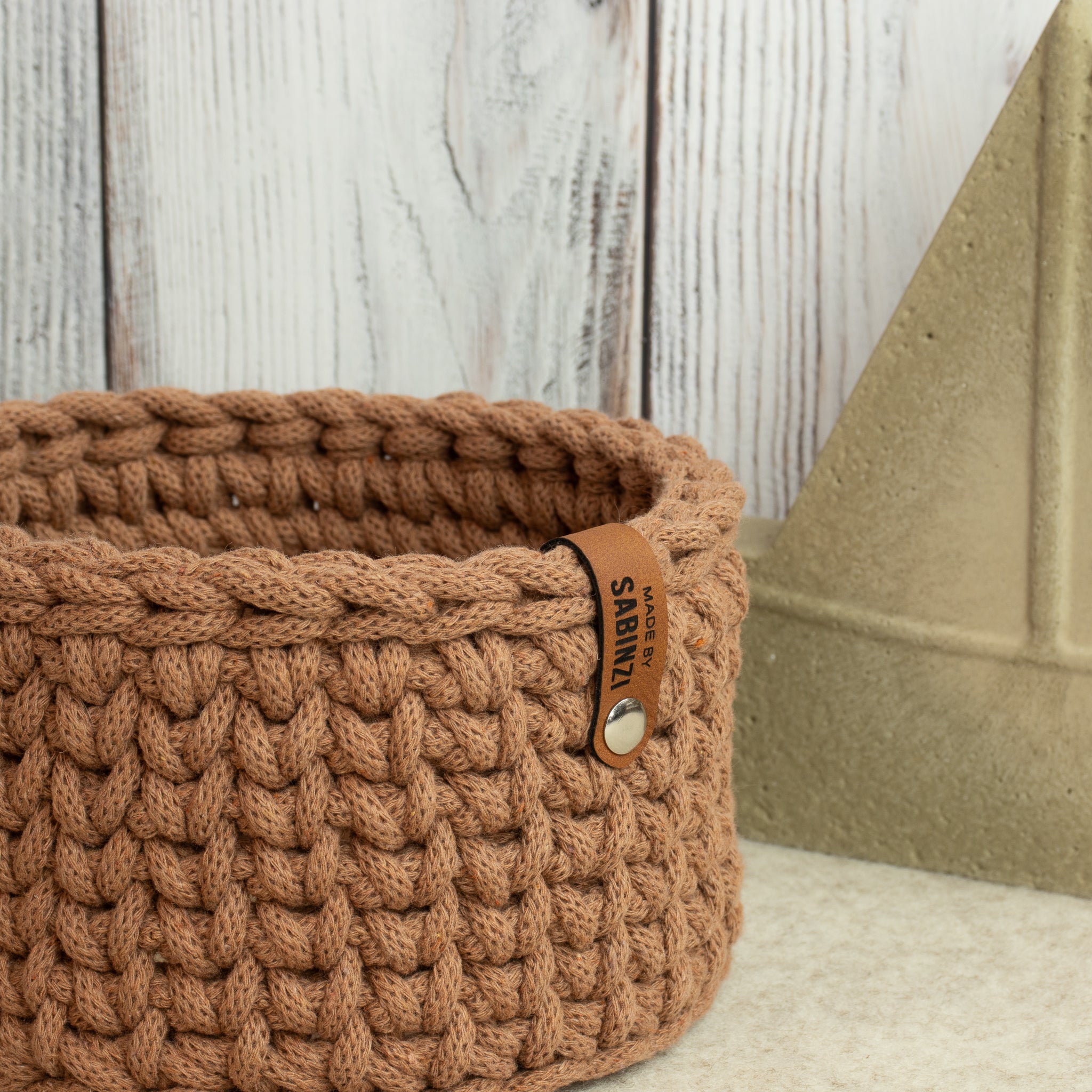 Häkelkorb mit Holzboden „Mocha Mousse“ – Strickstil Ø ca. 16,5 cm