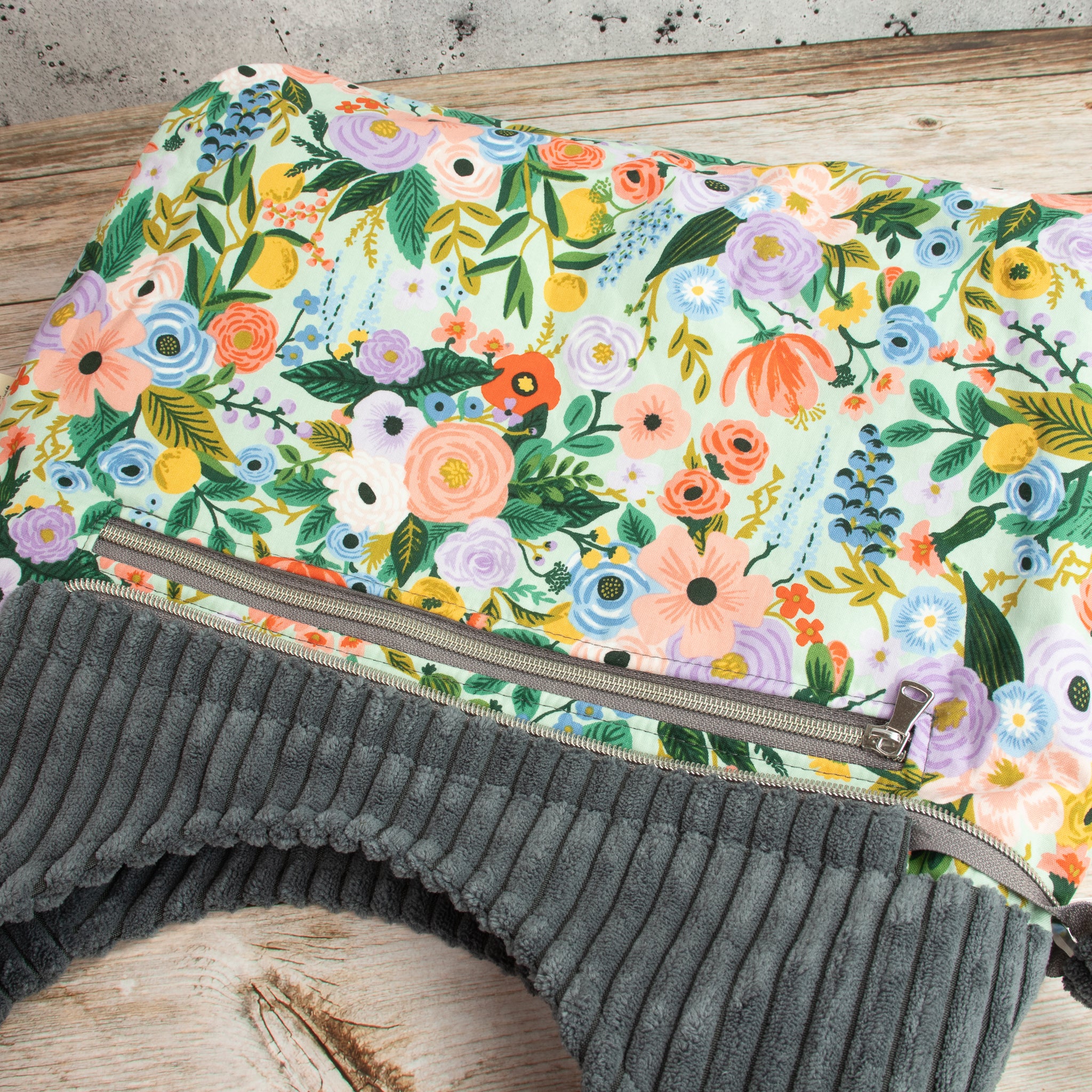 Hobobag aus Cordstoff Zoom – Handgenähte Schultertasche in Grau mit Reißverschluss