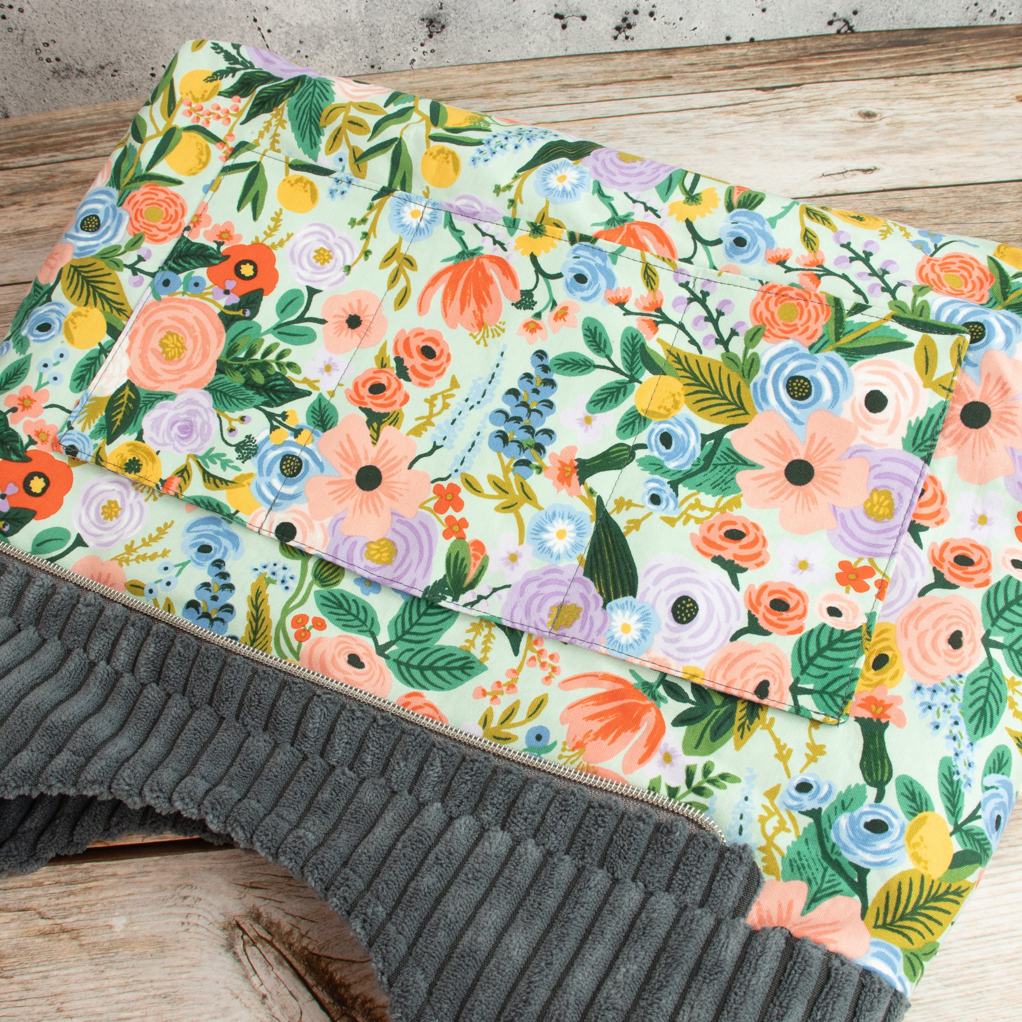 Hobobag aus Cordstoff Zoom – Handgenähte Schultertasche in Grau mit Reißverschluss
