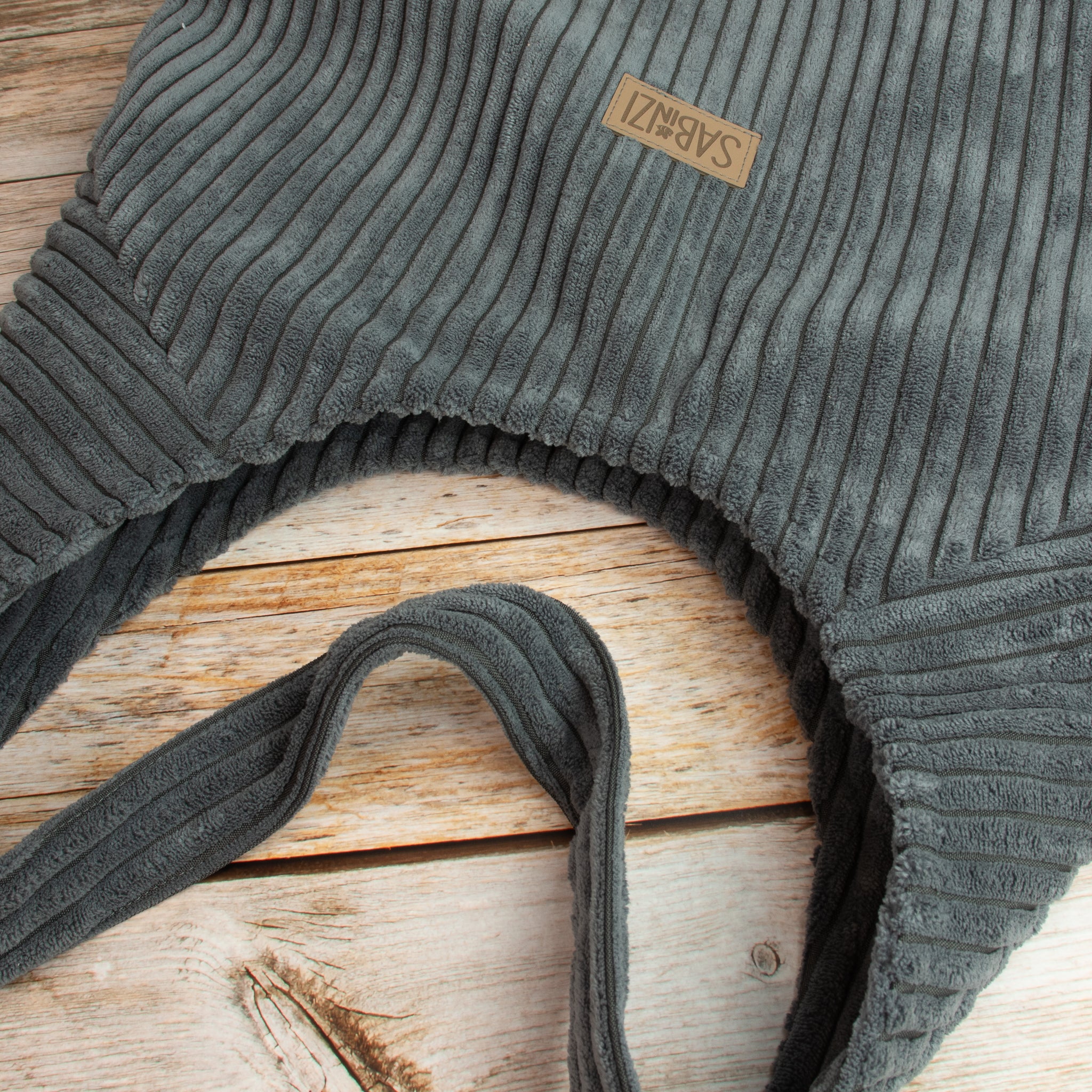 Hobobag aus Cordstoff Zoom – Handgenähte Schultertasche in Grau mit Reißverschluss