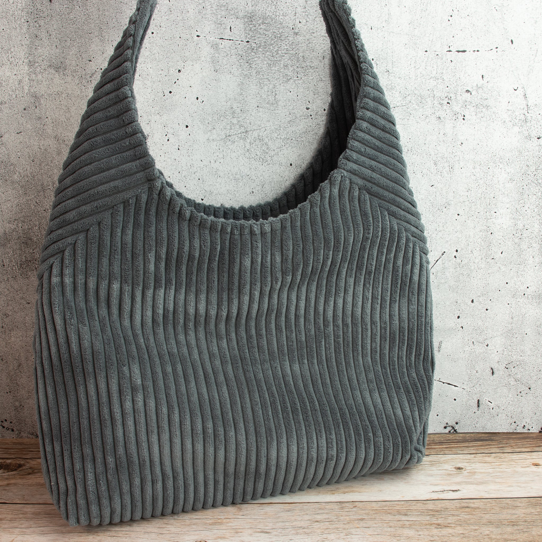 Hobobag aus Cordstoff Zoom – Handgenähte Schultertasche in Grau mit Reißverschluss