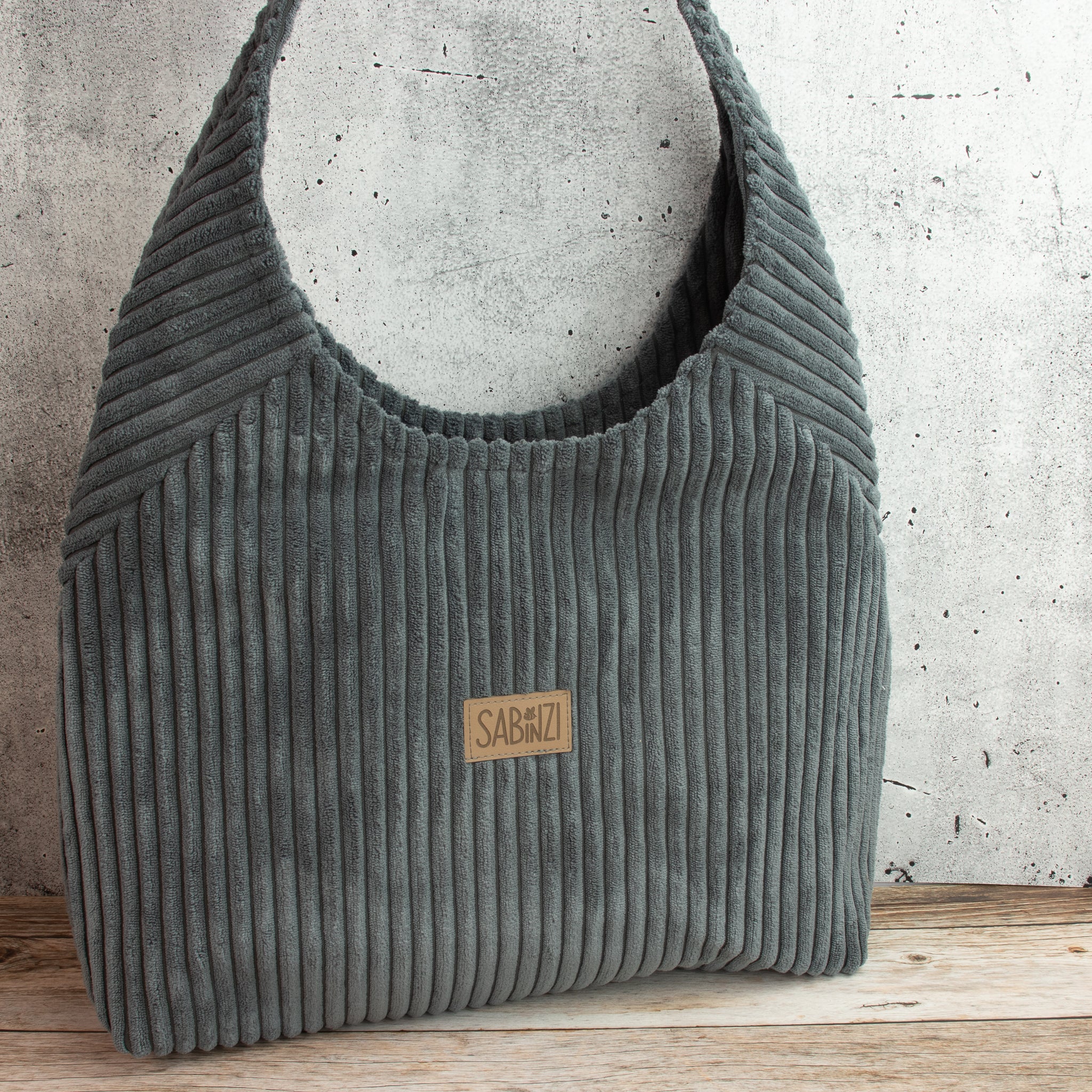 Hobobag aus Cordstoff Zoom – Handgenähte Schultertasche in Grau mit Reißverschluss