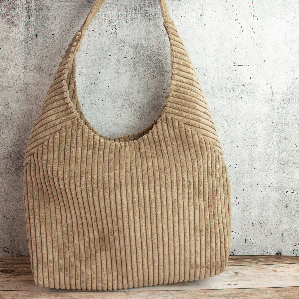 Hobobag aus Cordstoff Zoom – Handgenähte Schultertasche in Taupe mit Reißverschluss