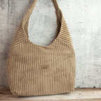 Hobobag aus Cordstoff Zoom – Handgenähte Schultertasche in Taupe mit Reißverschluss