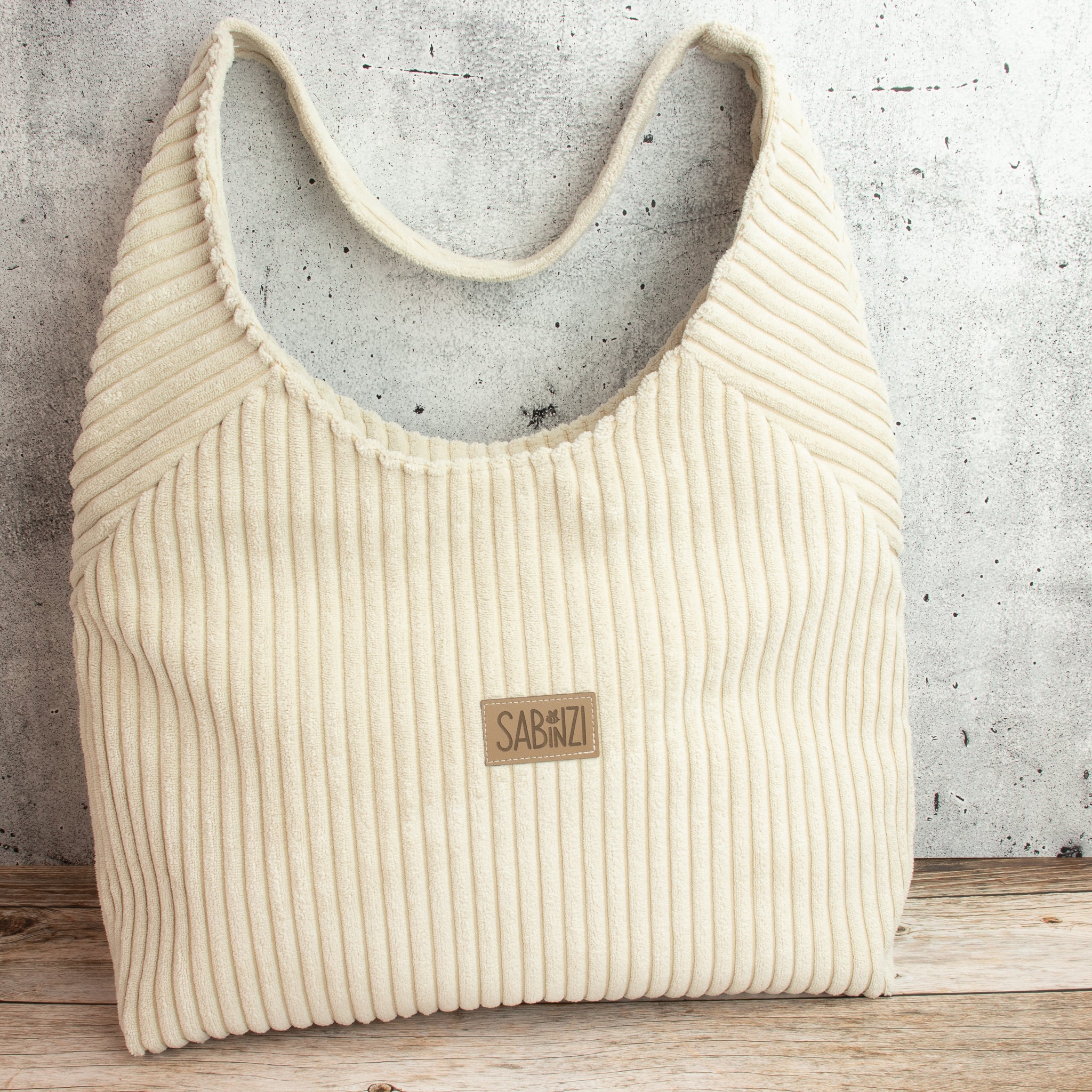 Hobobag aus Cordstoff Zoom – Handgenähte Schultertasche in Creme mit Reißverschluss