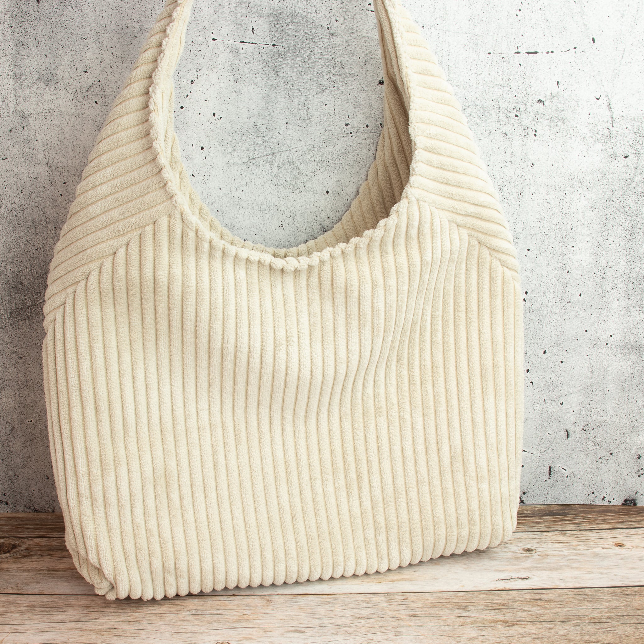 Hobobag aus Cordstoff Zoom – Handgenähte Schultertasche in Creme mit Reißverschluss