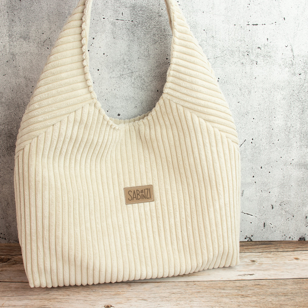 Hobobag aus Cordstoff Zoom – Handgenähte Schultertasche in Creme mit Reißverschluss