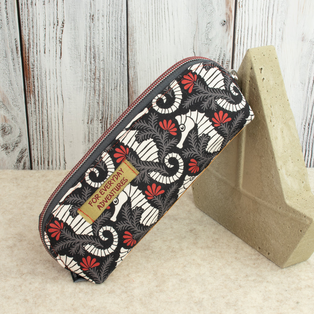 Große Lene 2.0 – Etui aus „Seahorse Garden“ Canvas von Cloud9 Fabrics