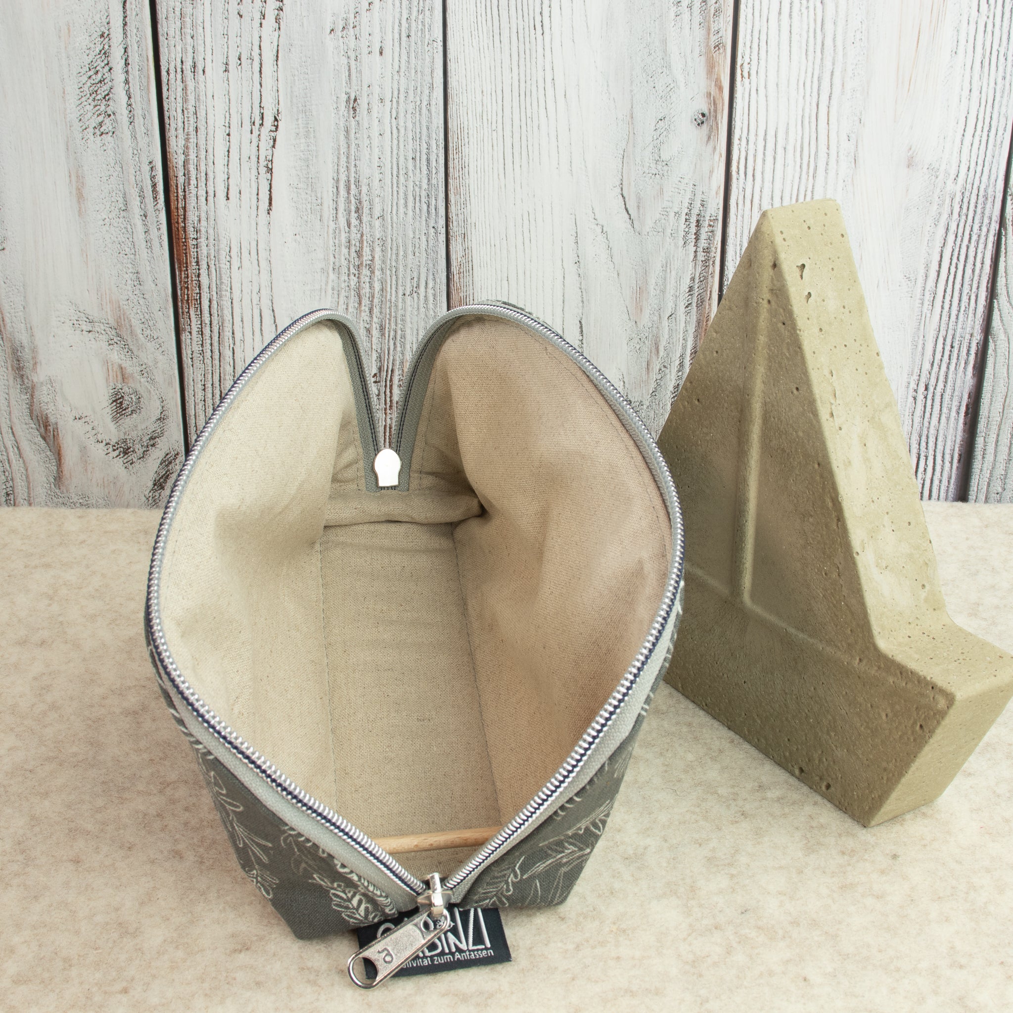 Hohe Lene 2.0 – Reißverschlusstäschchen aus InkPerfect Linen Blend in Salbeigrün