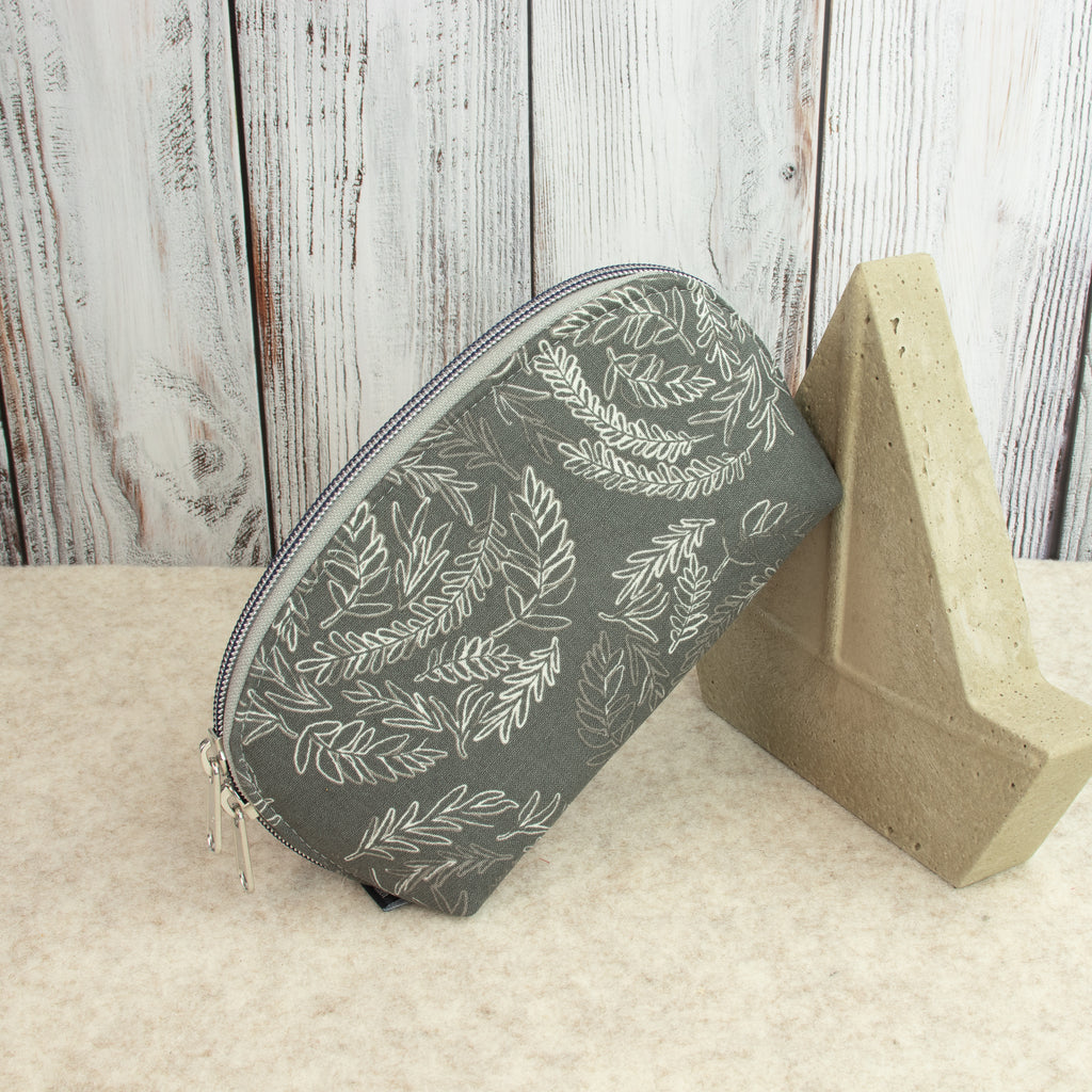 Hohe Lene 2.0 – Reißverschlusstäschchen aus InkPerfect Linen Blend in Salbeigrün