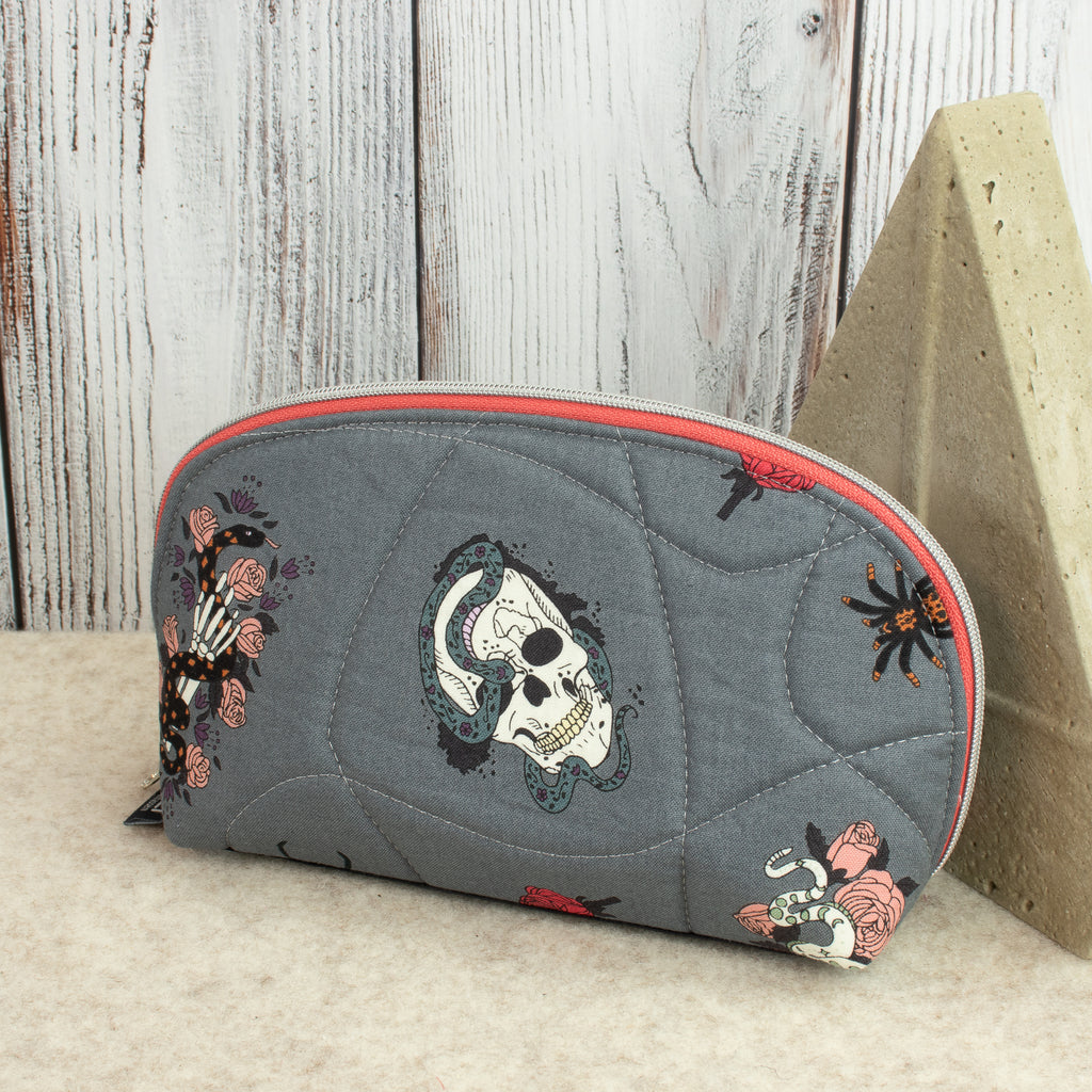 Hohe Lene 2.0 – Reißverschlusstäschchen aus „Victorian Nightmares“ Grau von RJR Fabrics