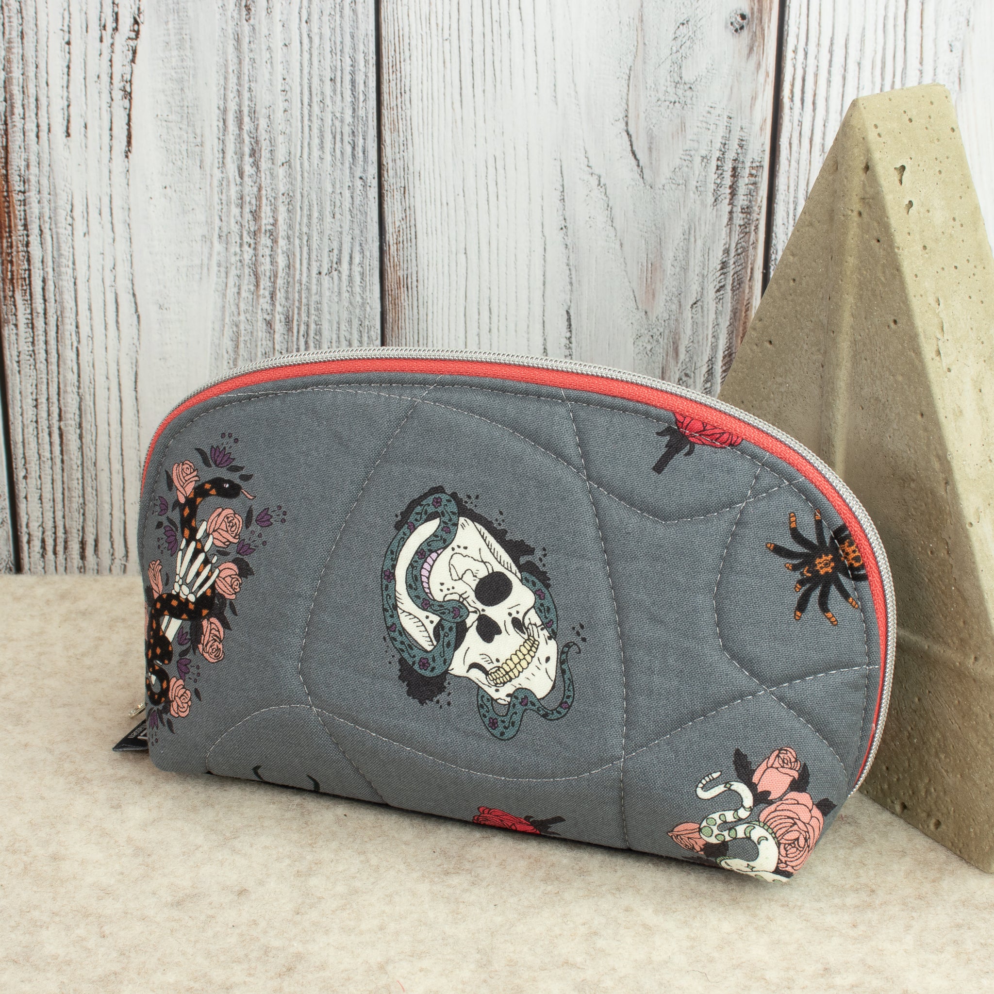 Hohe Lene 2.0 – Reißverschlusstäschchen aus „Victorian Nightmares“ Grau von RJR Fabrics