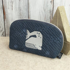 Hohe Lene 2.0 XL – Quilted Reißverschlusstäschchen mit gesticktem Grumpy Whale