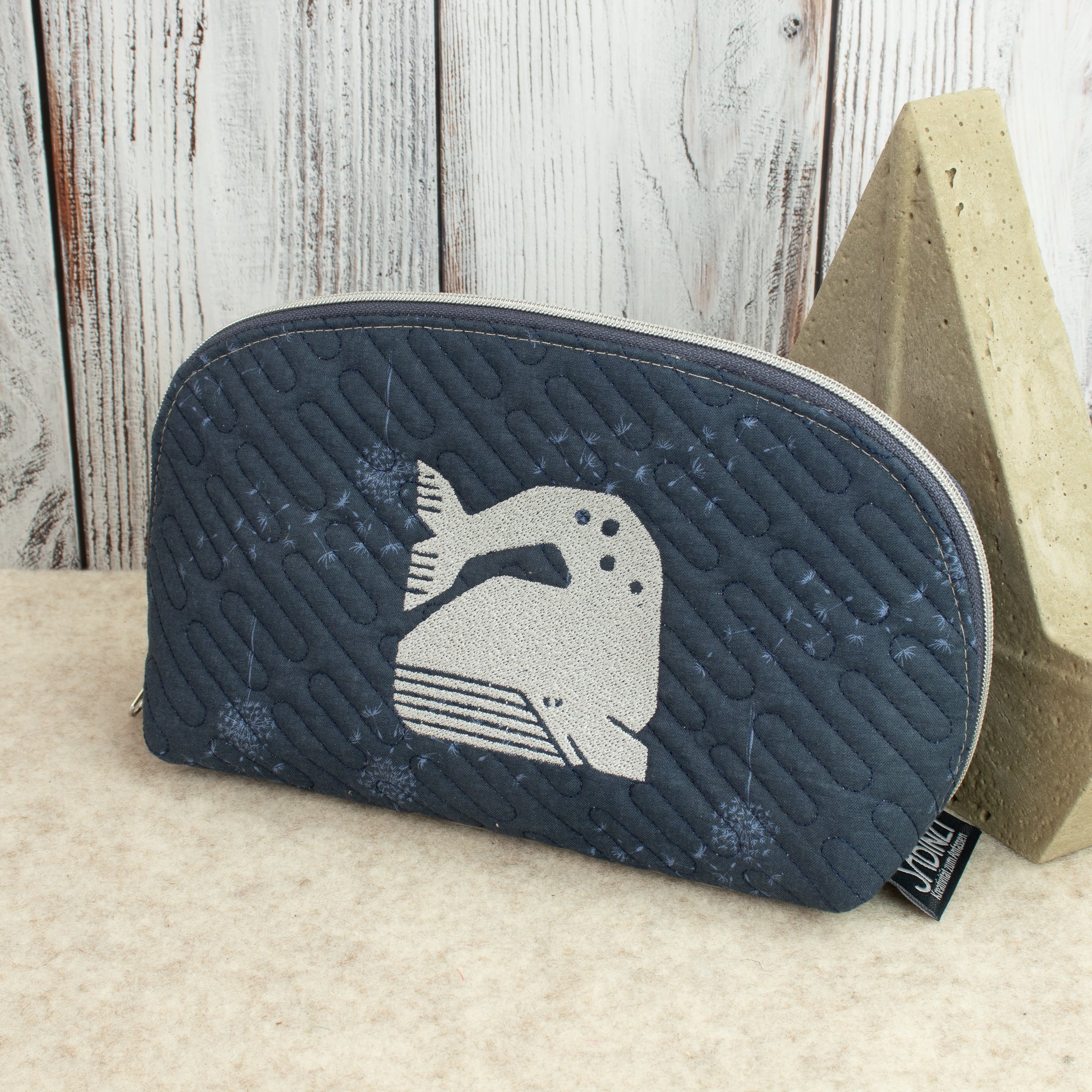 Hohe Lene 2.0 XL – Quilted Reißverschlusstäschchen mit gesticktem Grumpy Whale