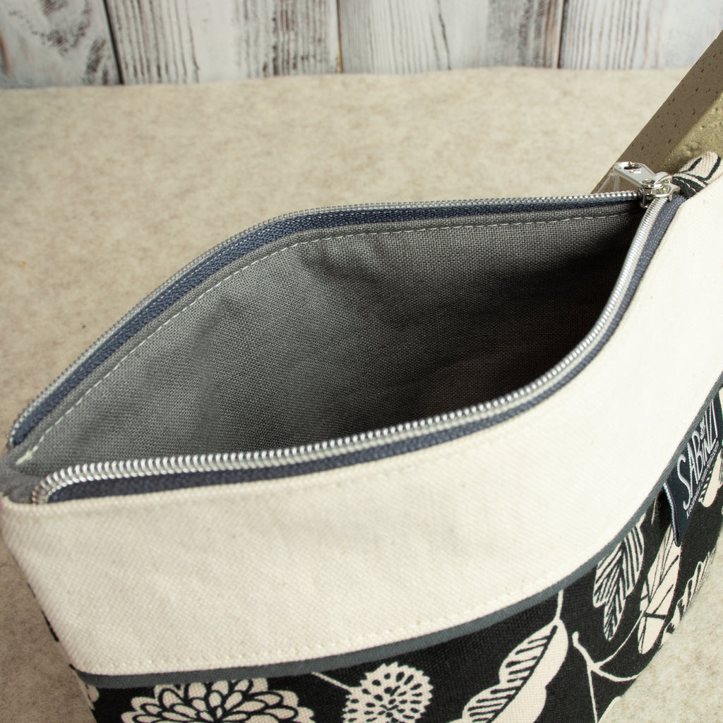 Flache kleine Reißverschlusstasche mit Blättermotiven – schwarz/natur