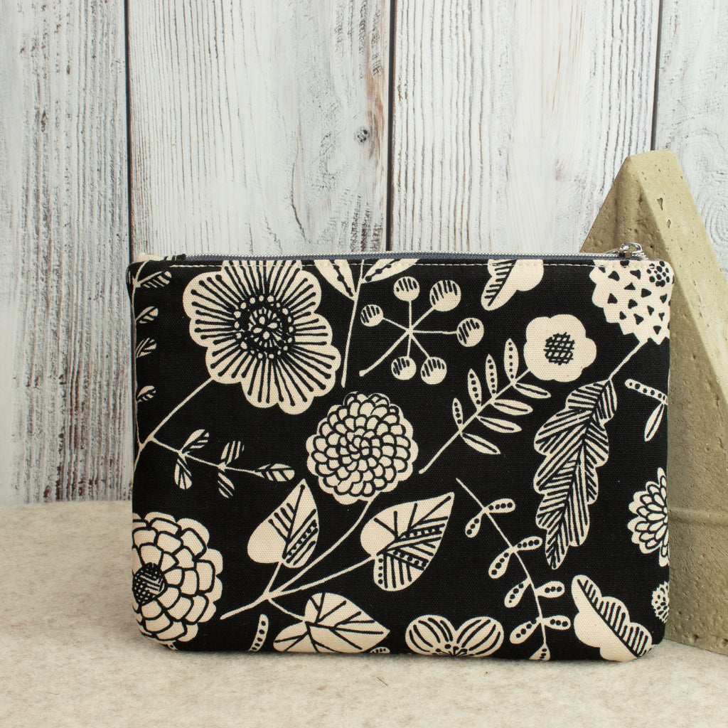 Flache kleine Reißverschlusstasche mit Blättermotiven – schwarz/natur
