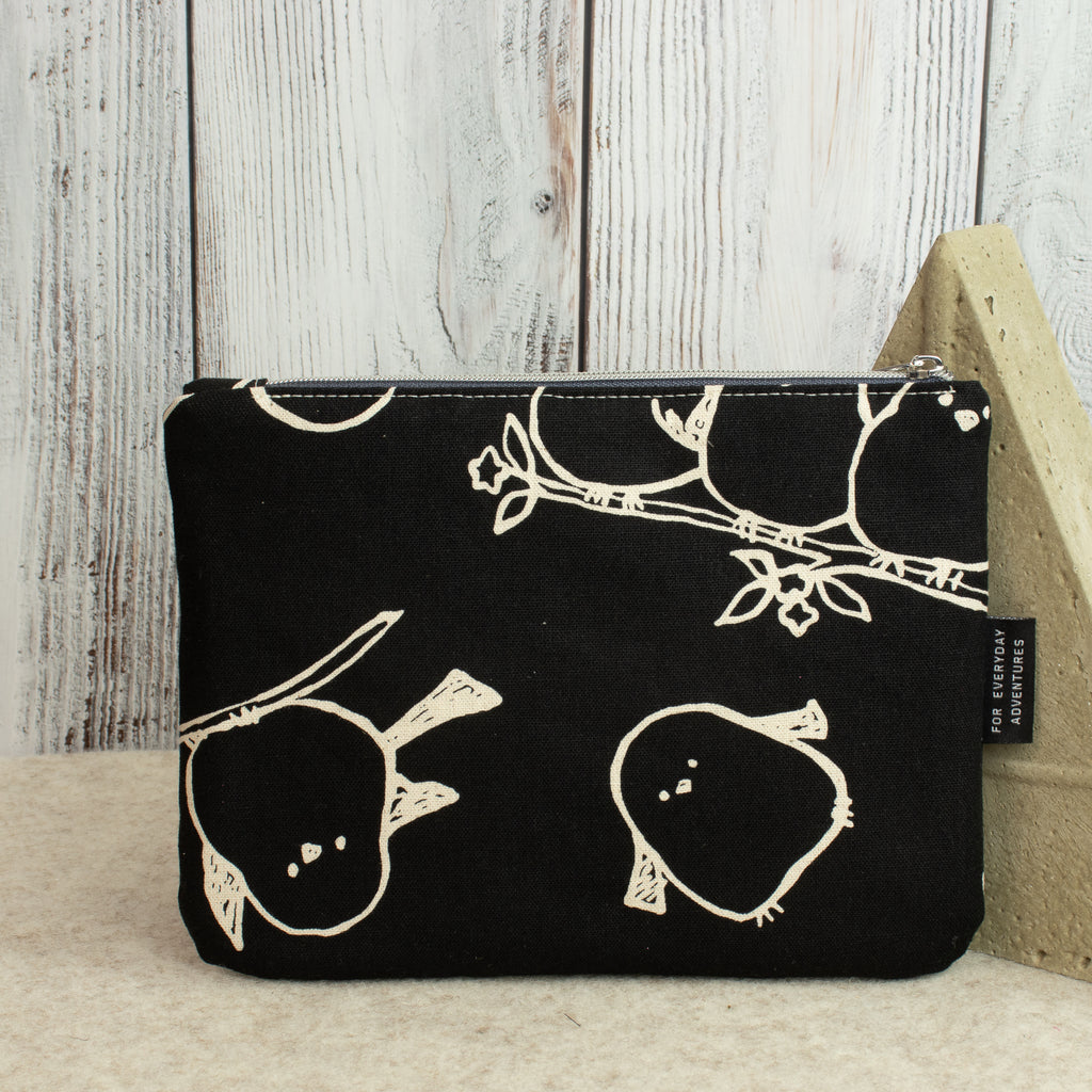Kleine, flache Reißverschlusstasche  – Canvas Schwarz / Birds