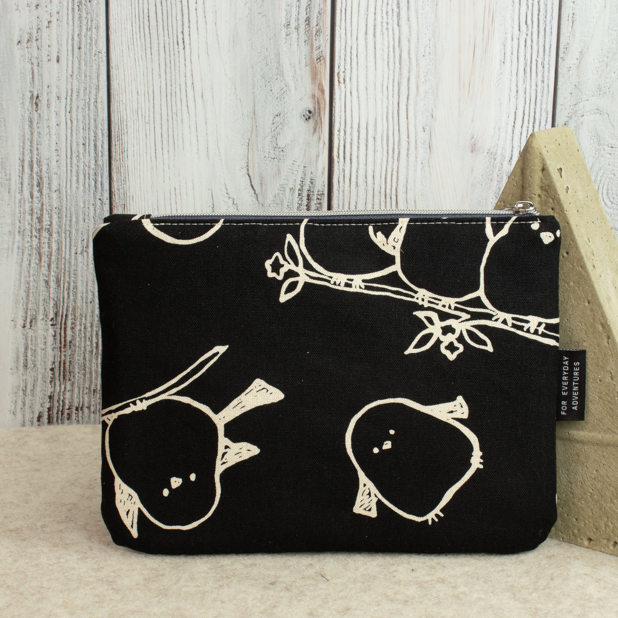 Kleine, flache Reißverschlusstasche  – Canvas Schwarz / Birds