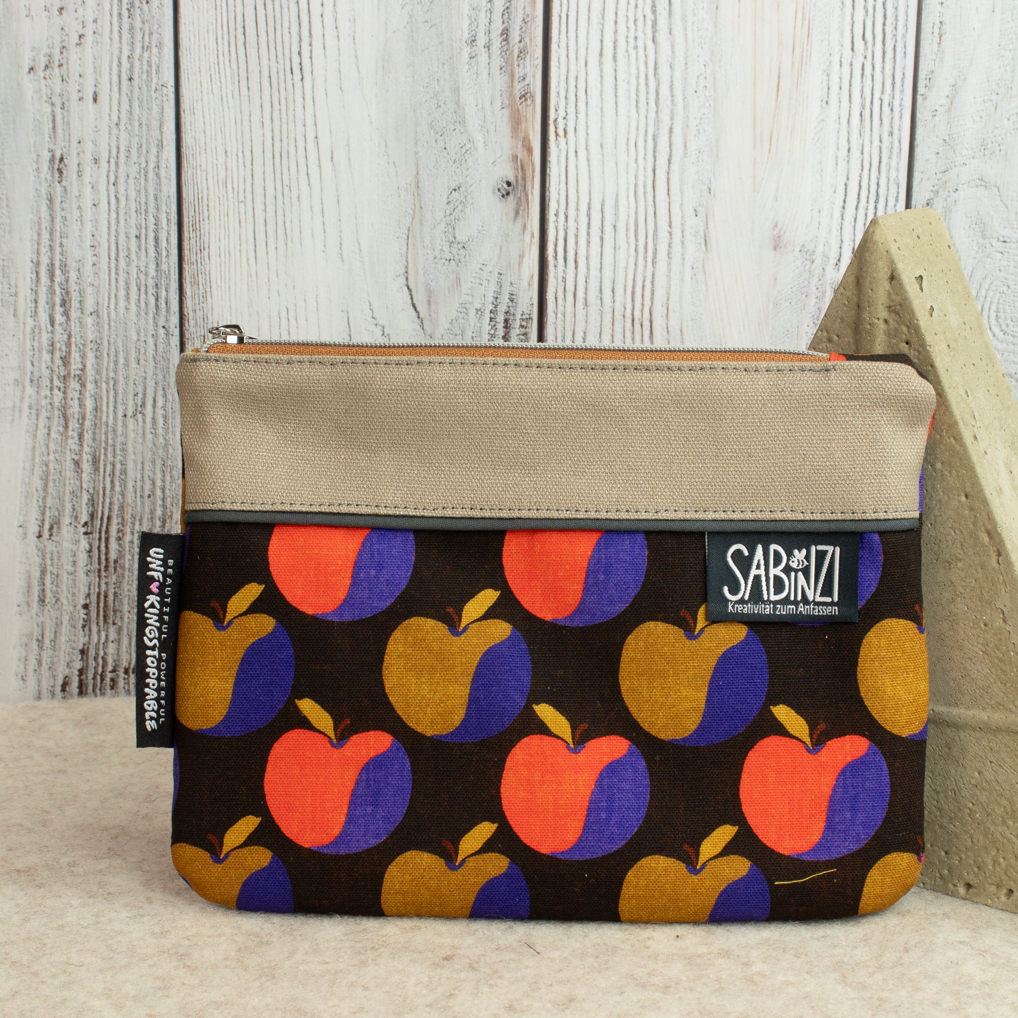Flache, kleine Reißverschlusstasche aus Canvas im Retrolook – Äpfel / Beige
