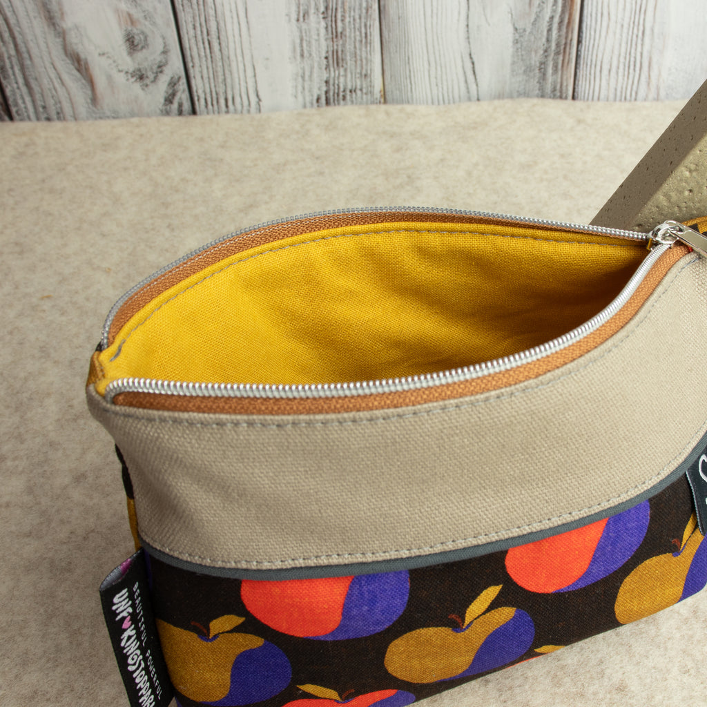 Flache, kleine Reißverschlusstasche aus Canvas im Retrolook – Äpfel / Beige