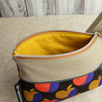 Flache, kleine Reißverschlusstasche aus Canvas im Retrolook – Äpfel / Beige