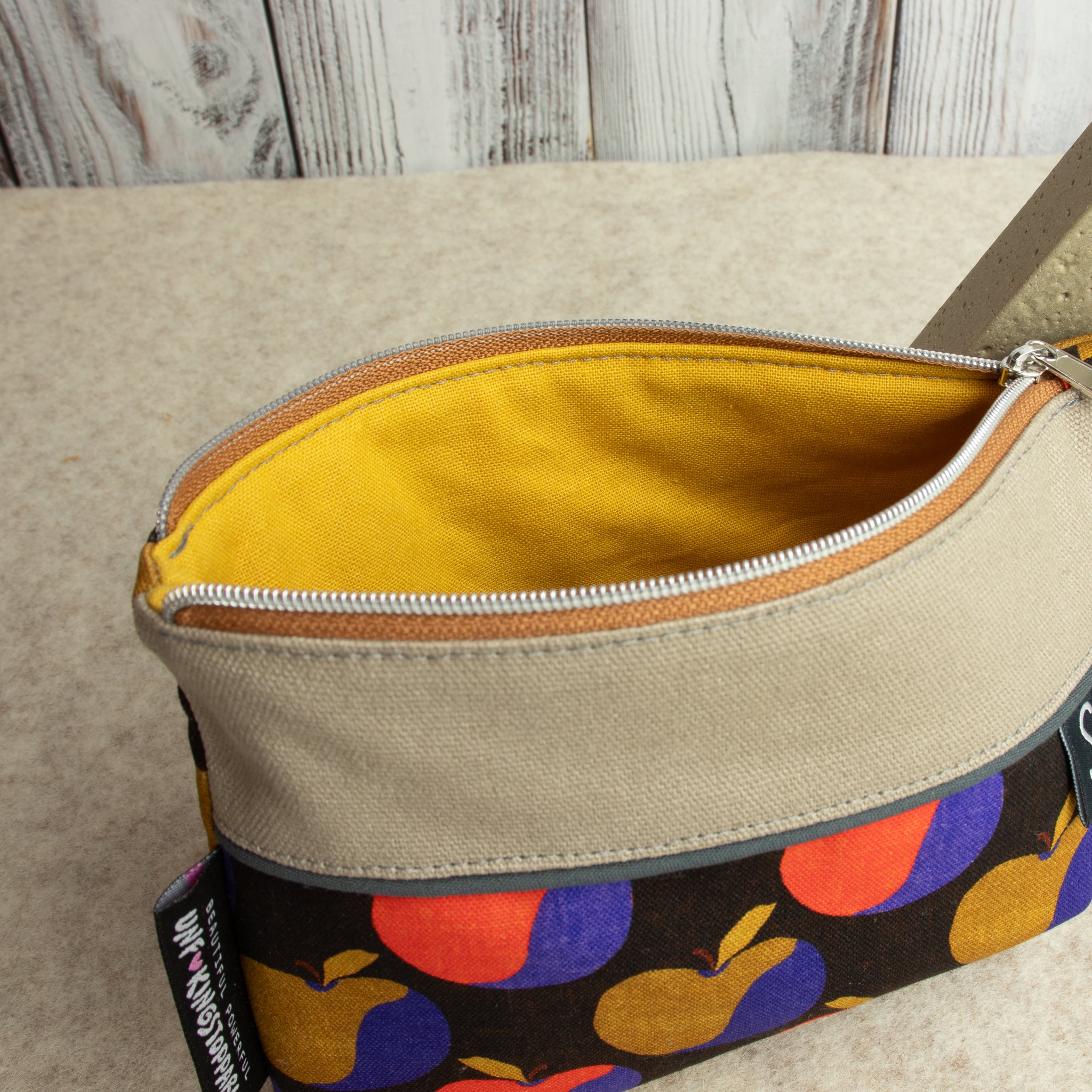 Flache, kleine Reißverschlusstasche aus Canvas im Retrolook – Äpfel / Beige