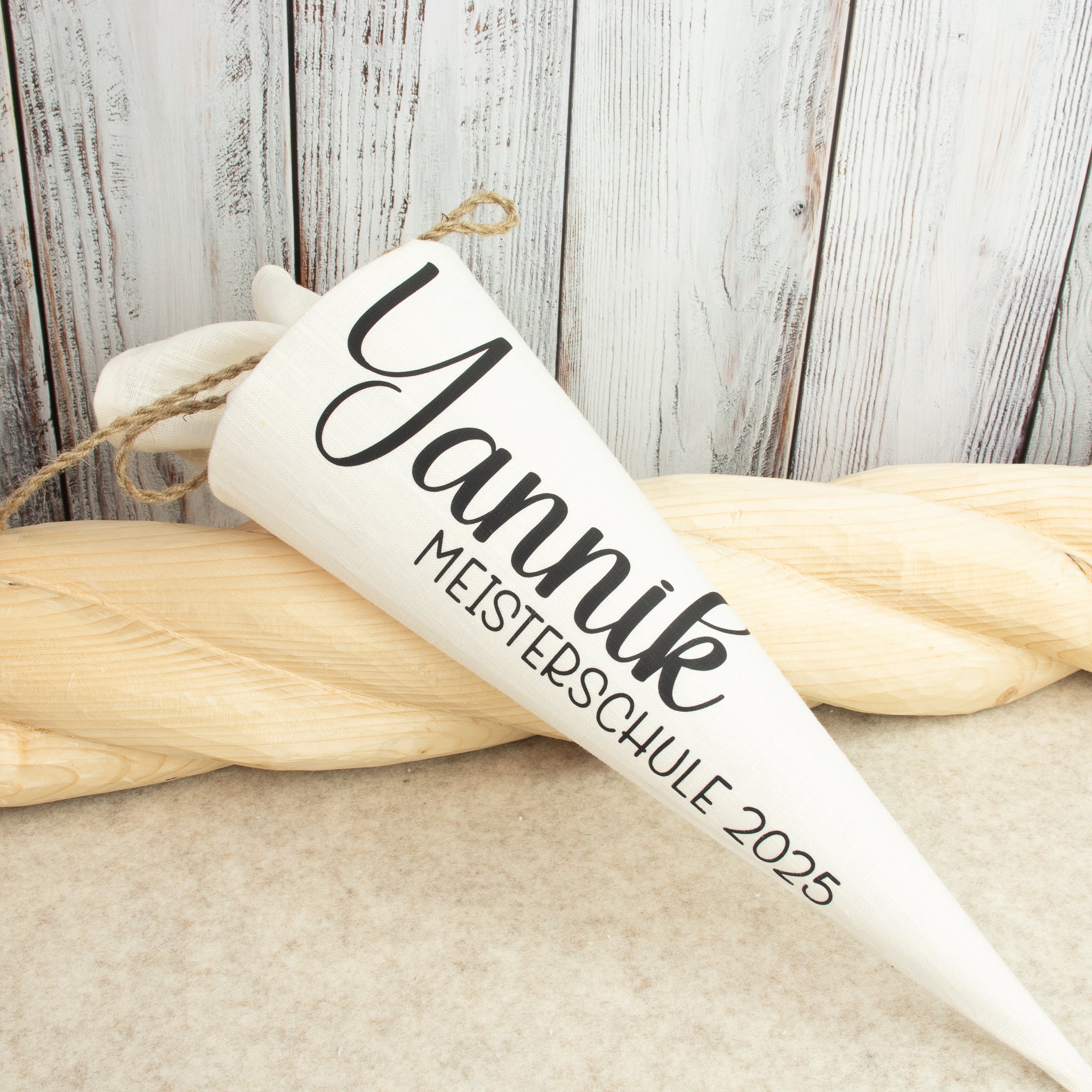 Schultüte aus Leinen – personalisiert mit Name | Schriftart Yannik