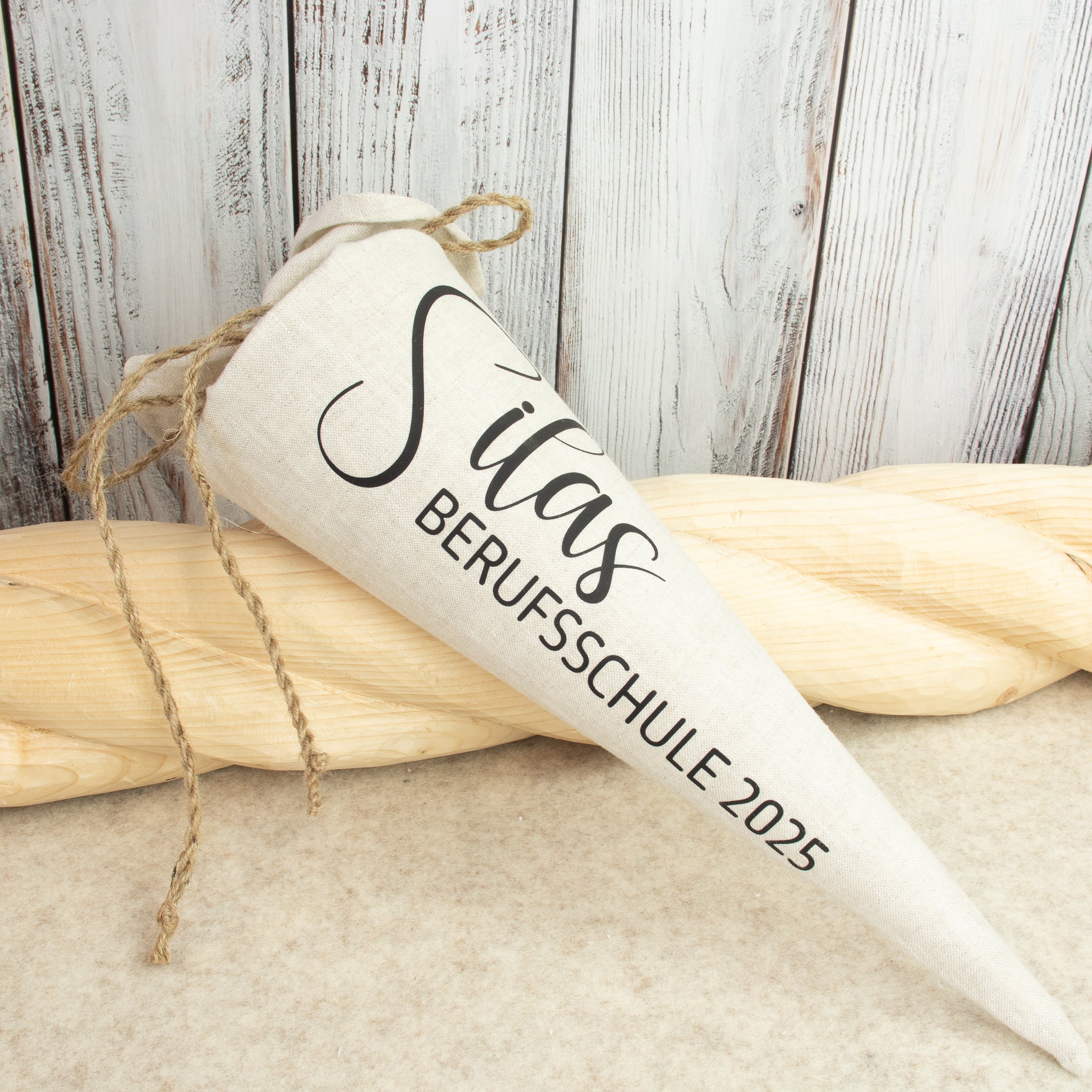 Schultüte aus Leinen – personalisiert mit Name | Schriftart Silas