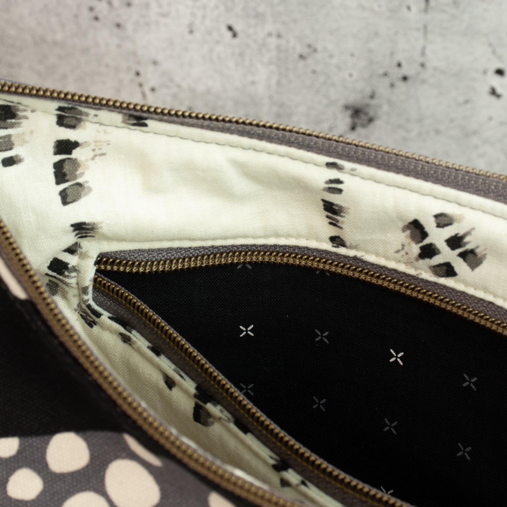 Meluna XL Schultertasche aus echino Heavy Canvas Crop in Schwarz/Grau – Handgemachte Crossbody Bag